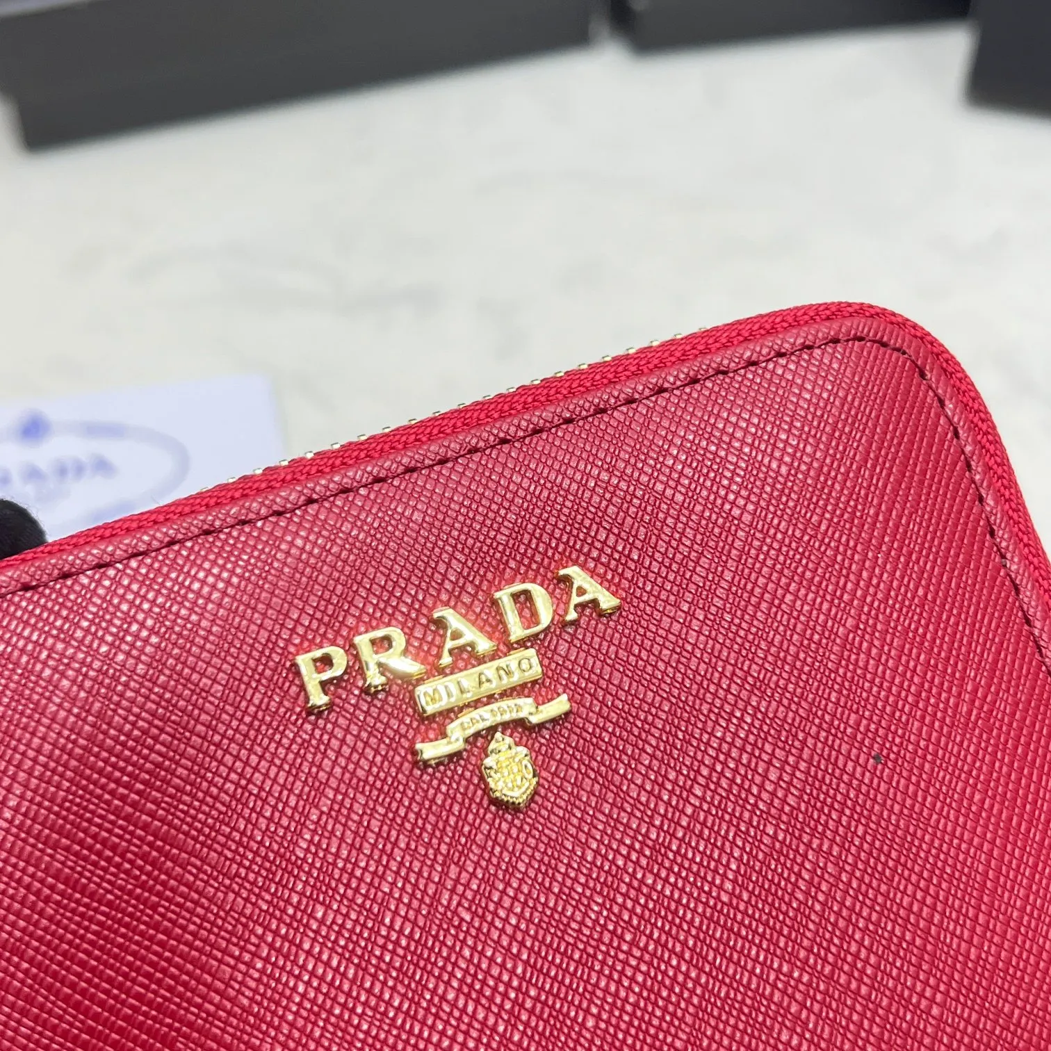 Batch 150 PRADA👏👏Hot-selling men’s card holder💼The latest style at the counter, synchronized with the official website, genuine product development, Italian top-quality original single cross-grain cowhide with excellent texture, threaded lining and imported hardware accessories! Exquisite wiring is even and neat, the oil edges are smooth, No.: LM207, Size: 10cm long, 8cm high, Color: red, black, plum red, blue, pink