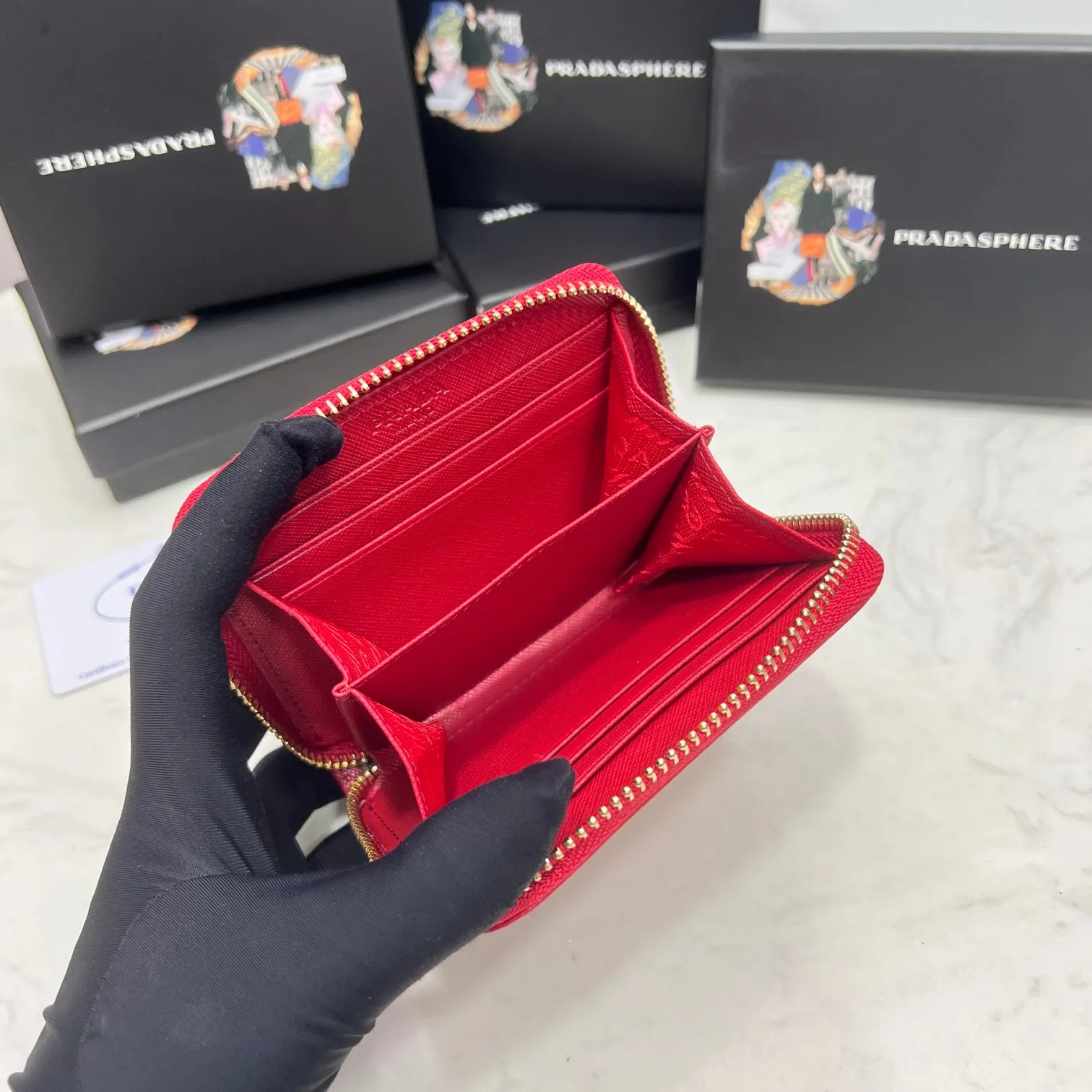 Batch 150 PRADA👏👏Hot-selling men’s card holder💼The latest style at the counter, synchronized with the official website, genuine product development, Italian top-quality original single cross-grain cowhide with excellent texture, threaded lining and imported hardware accessories! Exquisite wiring is even and neat, the oil edges are smooth, No.: LM207, Size: 10cm long, 8cm high, Color: red, black, plum red, blue, pink