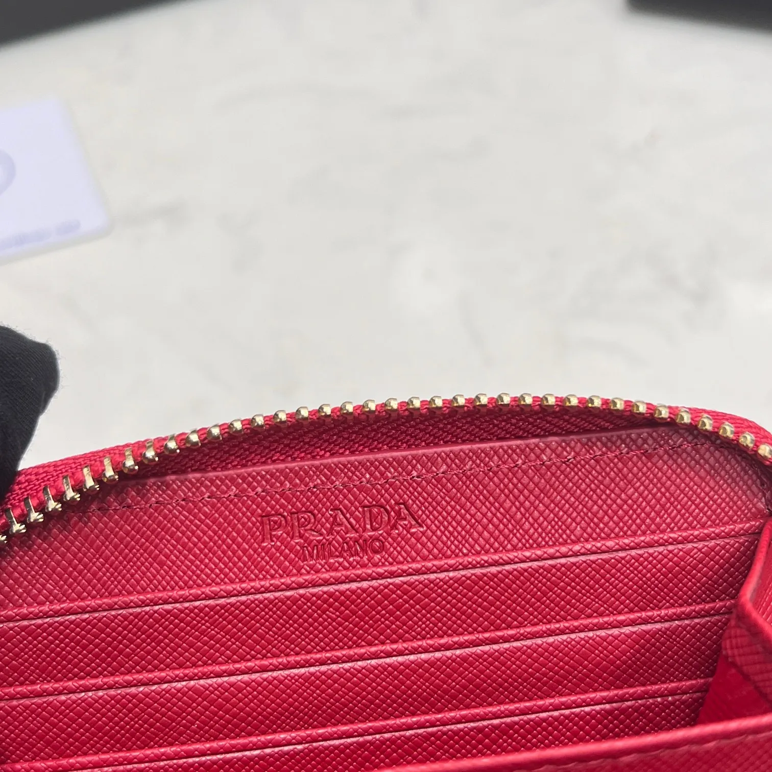 Batch 150 PRADA👏👏Hot-selling men’s card holder💼The latest style at the counter, synchronized with the official website, genuine product development, Italian top-quality original single cross-grain cowhide with excellent texture, threaded lining and imported hardware accessories! Exquisite wiring is even and neat, the oil edges are smooth, No.: LM207, Size: 10cm long, 8cm high, Color: red, black, plum red, blue, pink