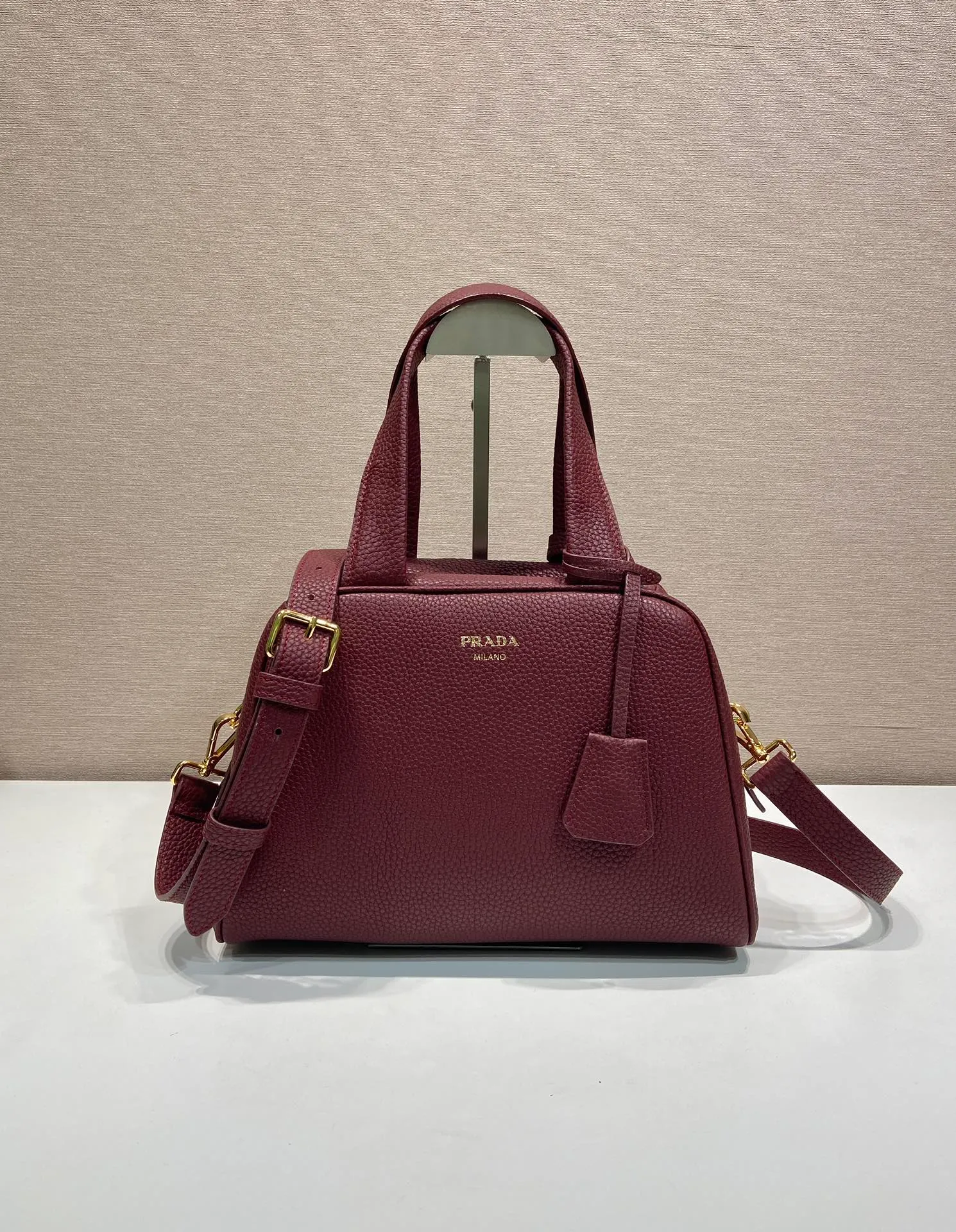 💰1700🎉New arrival 1BB149 small🎉🎉 This top handle bag made of natural grain leather is reinterpreted with a soft silhouette and can be carried by hand or worn with a detachable shoulder strap and comes with 2 detachable hang tags. Metal hardware. It has an embossed letter logo on the front, a zipper closure, and two pockets, one of which is zippered. It has a large capacity and is a popular item that will never go out of style. Hurry up and get it🎉 Length 28x Height 20x Bottom 13cm🎉🎉🎉💰💰💰