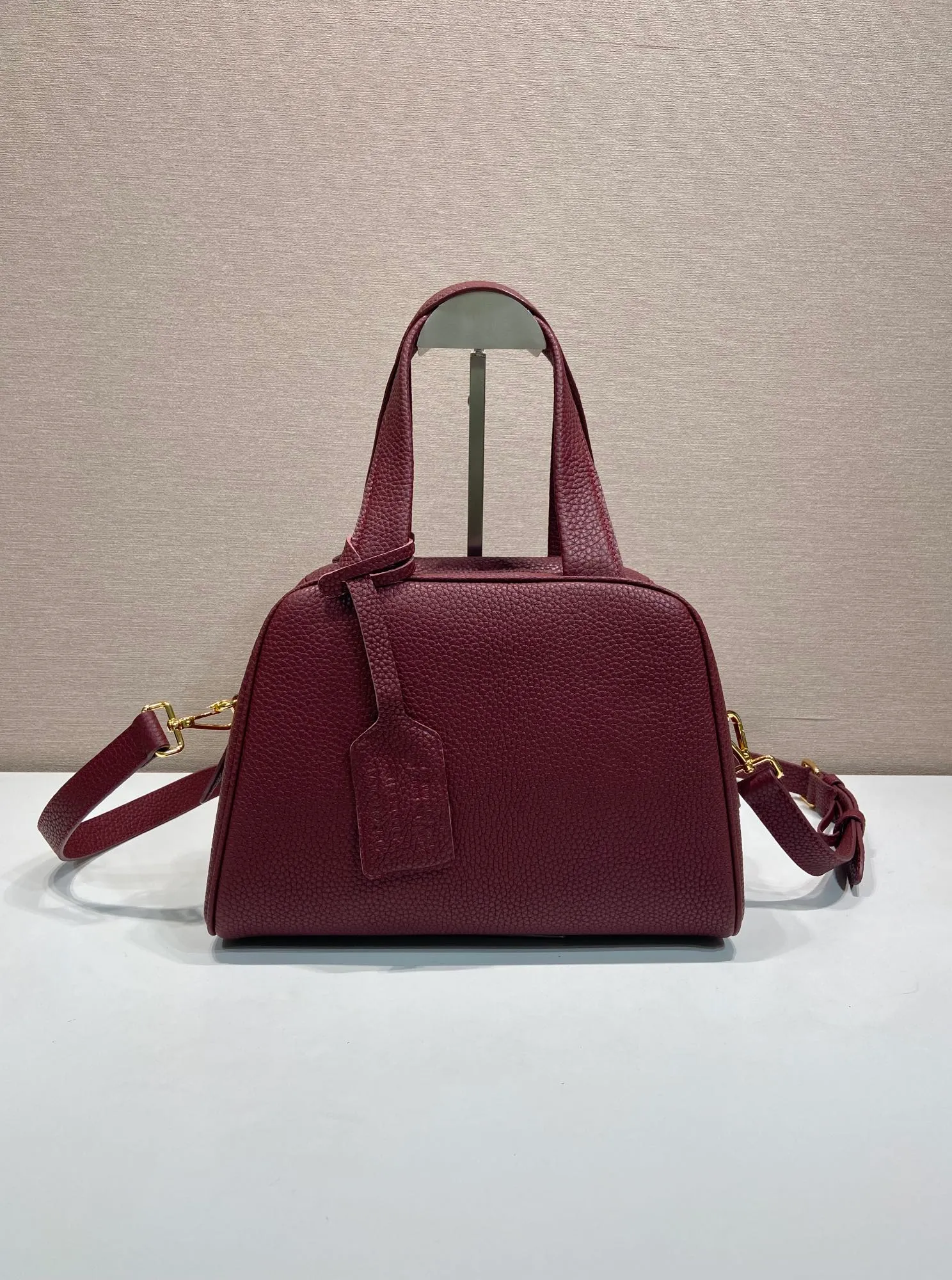 💰1700🎉New arrival 1BB149 small🎉🎉 This top handle bag made of natural grain leather is reinterpreted with a soft silhouette and can be carried by hand or worn with a detachable shoulder strap and comes with 2 detachable hang tags. Metal hardware. It has an embossed letter logo on the front, a zipper closure, and two pockets, one of which is zippered. It has a large capacity and is a popular item that will never go out of style. Hurry up and get it🎉 Length 28x Height 20x Bottom 13cm🎉🎉🎉💰💰💰