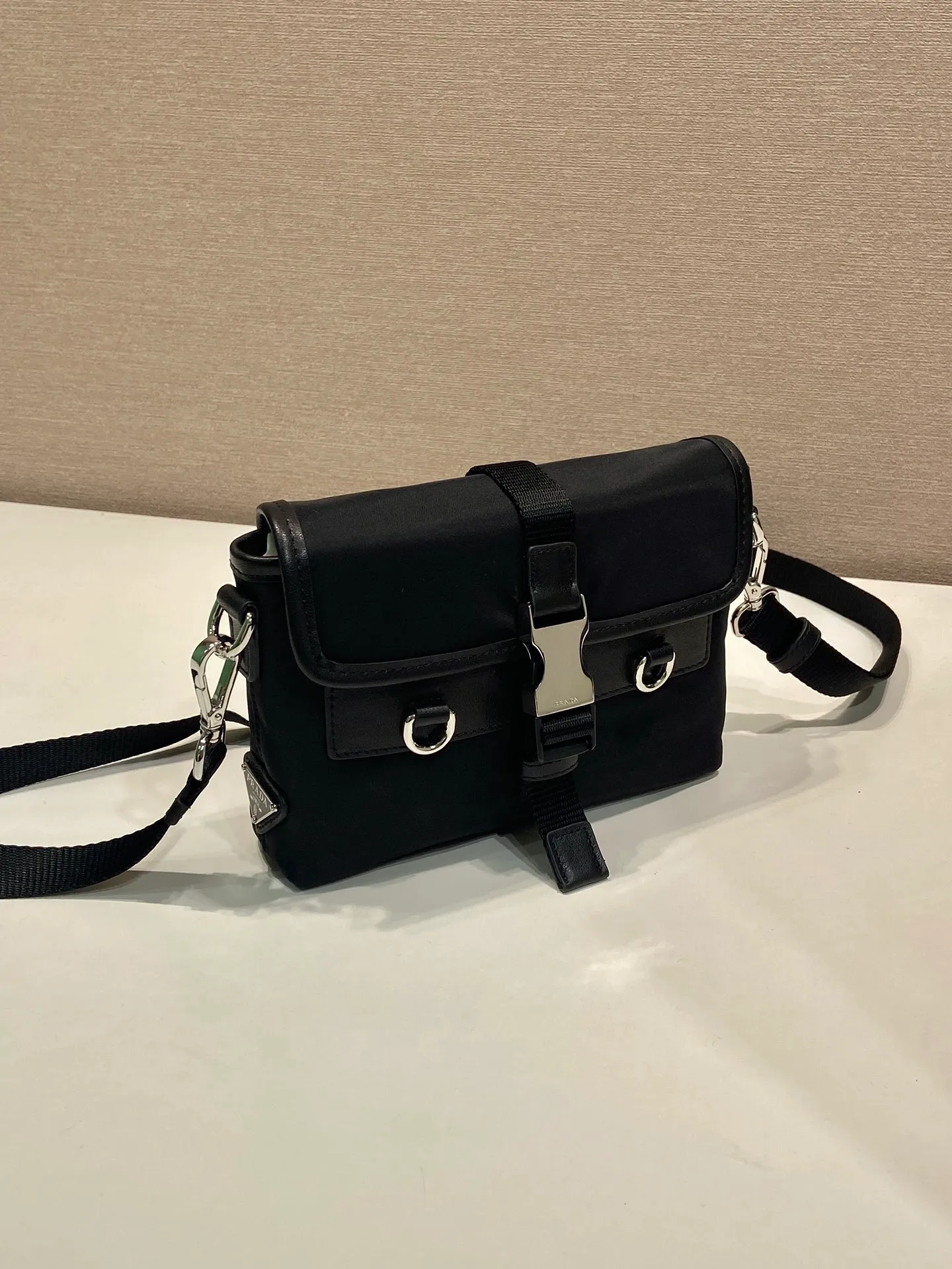 💰920🎉New 🎉2ZT071 Cell Phone Case🎉🎉 This sophisticated and modern smartphone case is made of Re-Nylon. Versatile accessory with leather details and practical removable and adjustable shoulder strap. An enameled metal triangle logo adds a signature note. Equipped with two card slots🎉🎉, the upper body effect is fashionable and classy, ​​hurry up and get it, it is another popular style that will never go out of style🎉🎉 Length 19x height 13x bottom 5.5cm🎉🎉🎉💰💰💰