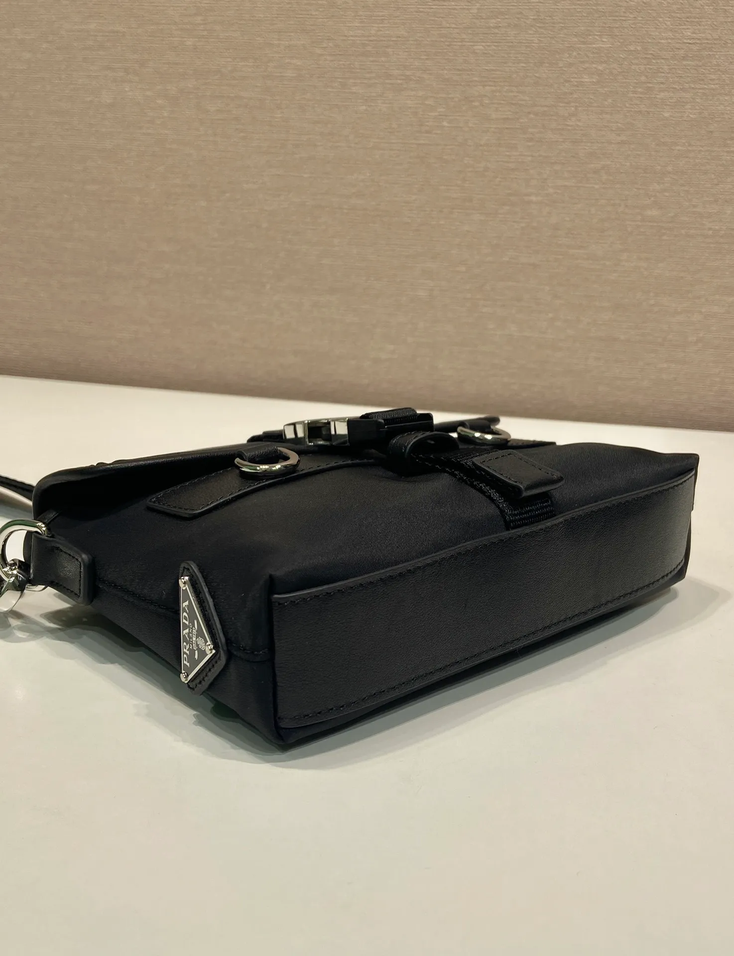 💰920🎉New 🎉2ZT071 Cell Phone Case🎉🎉 This sophisticated and modern smartphone case is made of Re-Nylon. Versatile accessory with leather details and practical removable and adjustable shoulder strap. An enameled metal triangle logo adds a signature note. Equipped with two card slots🎉🎉, the upper body effect is fashionable and classy, ​​hurry up and get it, it is another popular style that will never go out of style🎉🎉 Length 19x height 13x bottom 5.5cm🎉🎉🎉💰💰💰