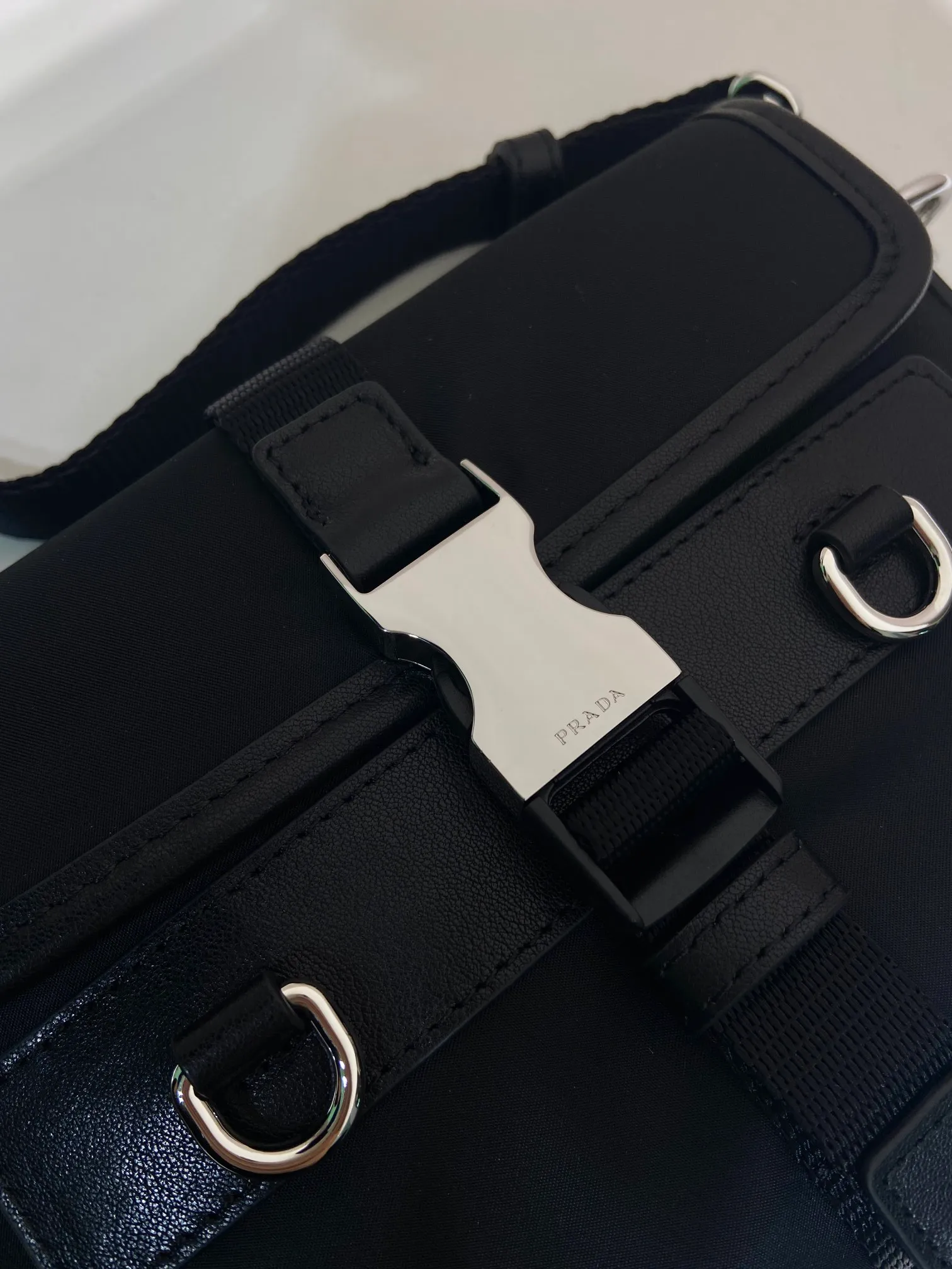 💰920🎉New 🎉2ZT071 Cell Phone Case🎉🎉 This sophisticated and modern smartphone case is made of Re-Nylon. Versatile accessory with leather details and practical removable and adjustable shoulder strap. An enameled metal triangle logo adds a signature note. Equipped with two card slots🎉🎉, the upper body effect is fashionable and classy, ​​hurry up and get it, it is another popular style that will never go out of style🎉🎉 Length 19x height 13x bottom 5.5cm🎉🎉🎉💰💰💰