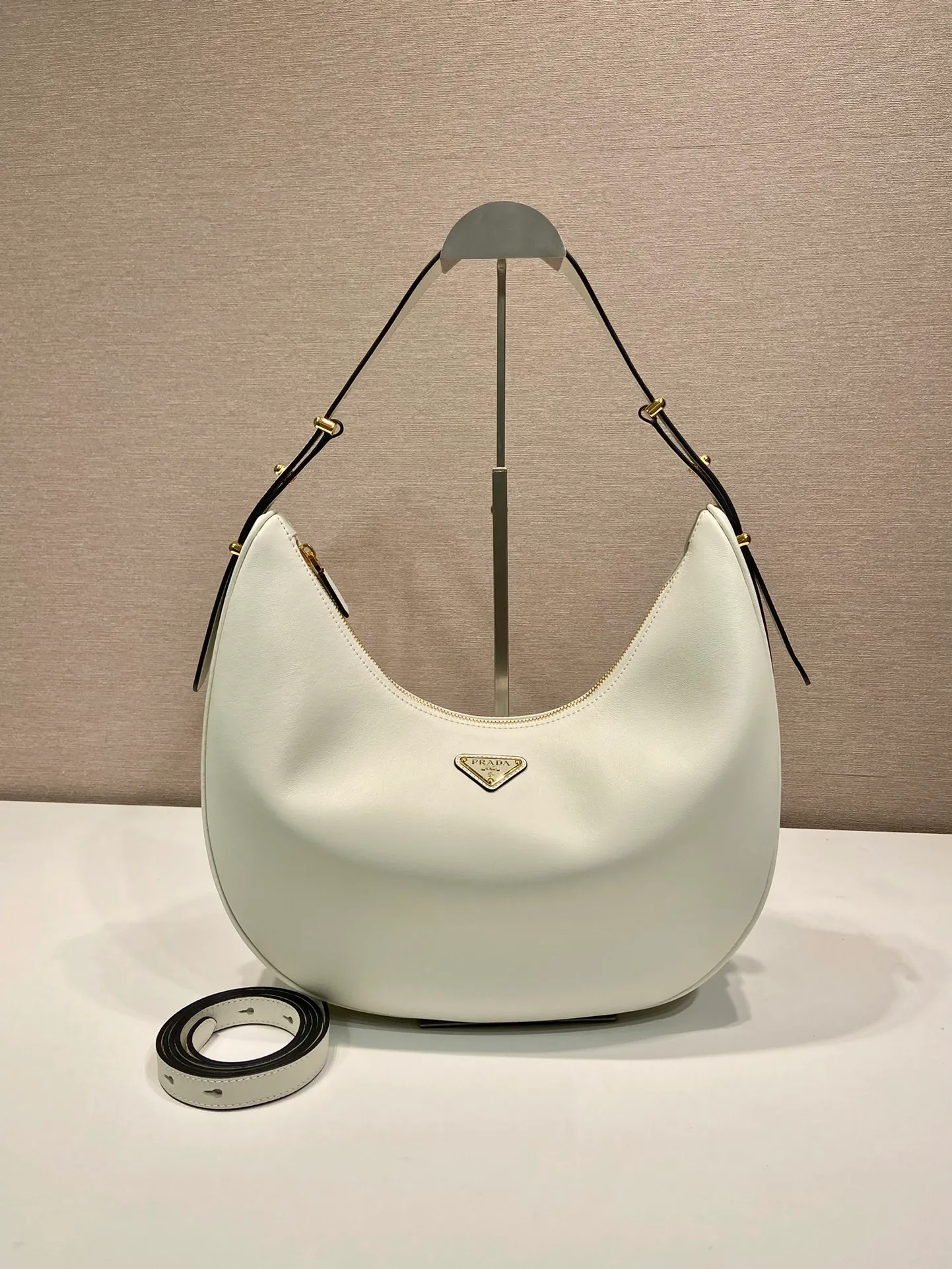 💰1840🎉Large Moon Handbag🎉1BC212 Large🎉🎉 The design of this shoulder bag is inspired by the exploration of the Hobo silhouette, with soft lines and a modern feel. The gentle leather outline is combined with ample capacity and space. It is embellished with metal hardware accessories and is equipped with two adjustable long/short shoulder straps, which can be exchanged for different occasions. The upper body effect is very fashionable and elegant, hurry up and get it🎉🎉, it is another popular style that will never go out of style🎉🎉Length 35x Height 22.5x Bottom 8cm🎉🎉🎉👏👏👏