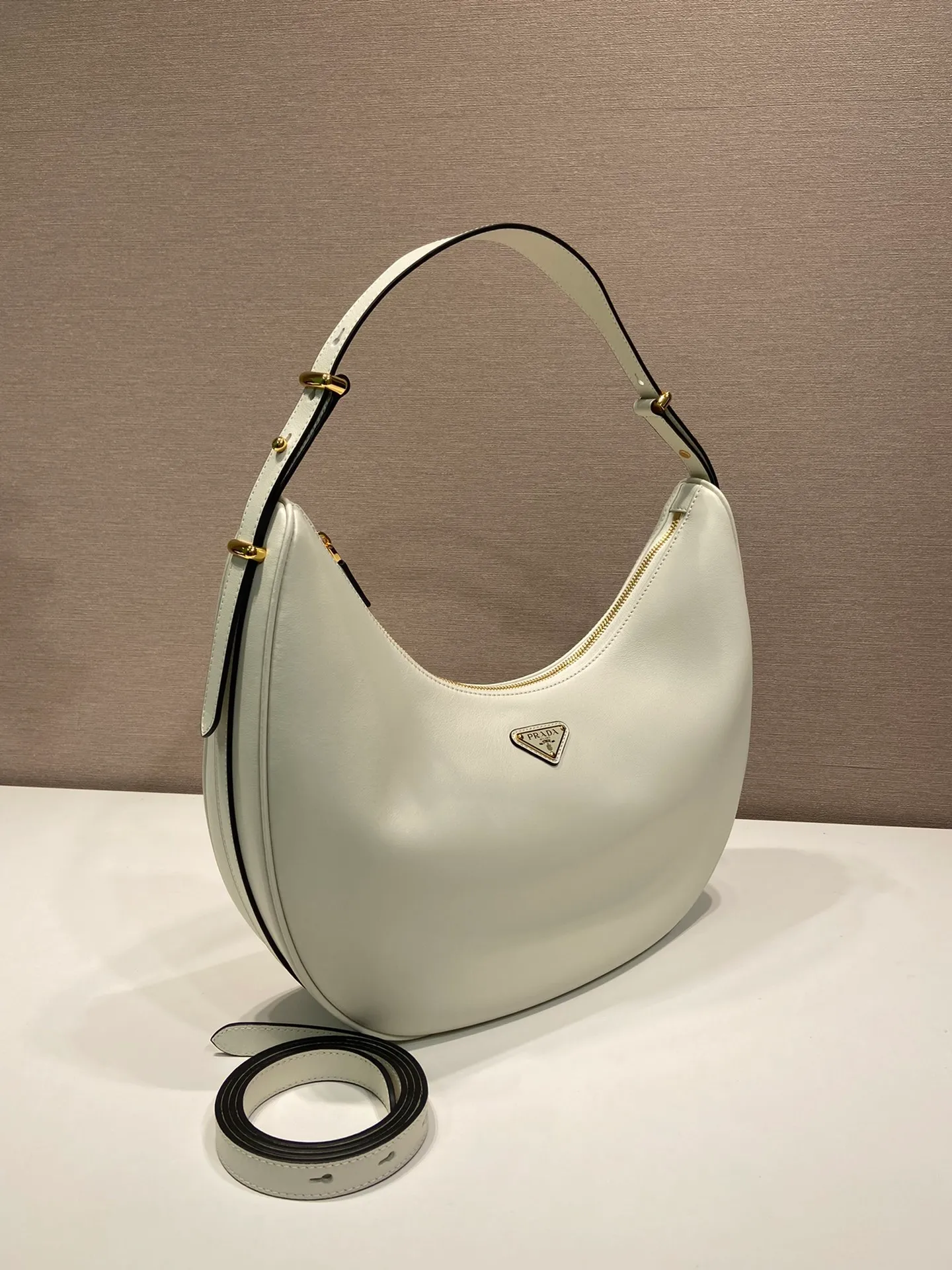 💰1840🎉Large Moon Handbag🎉1BC212 Large🎉🎉 The design of this shoulder bag is inspired by the exploration of the Hobo silhouette, with soft lines and a modern feel. The gentle leather outline is combined with ample capacity and space. It is embellished with metal hardware accessories and is equipped with two adjustable long/short shoulder straps, which can be exchanged for different occasions. The upper body effect is very fashionable and elegant, hurry up and get it🎉🎉, it is another popular style that will never go out of style🎉🎉Length 35x Height 22.5x Bottom 8cm🎉🎉🎉👏👏👏