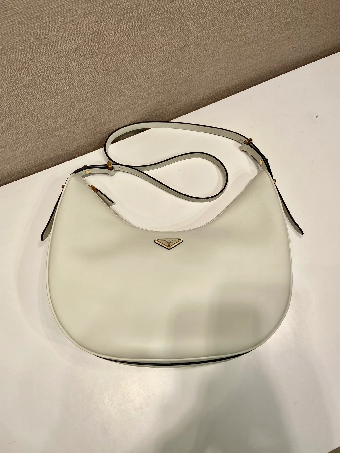 💰1840🎉Large Moon Handbag🎉1BC212 Large🎉🎉 The design of this shoulder bag is inspired by the exploration of the Hobo silhouette, with soft lines and a modern feel. The gentle leather outline is combined with ample capacity and space. It is embellished with metal hardware accessories and is equipped with two adjustable long/short shoulder straps, which can be exchanged for different occasions. The upper body effect is very fashionable and elegant, hurry up and get it🎉🎉, it is another popular style that will never go out of style🎉🎉Length 35x Height 22.5x Bottom 8cm🎉🎉🎉👏👏👏