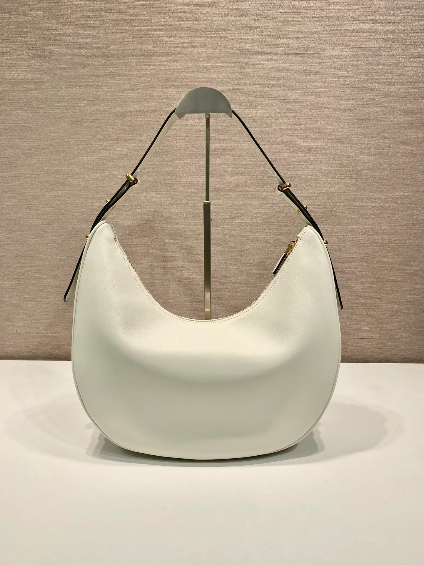 💰1840🎉Large Moon Handbag🎉1BC212 Large🎉🎉 The design of this shoulder bag is inspired by the exploration of the Hobo silhouette, with soft lines and a modern feel. The gentle leather outline is combined with ample capacity and space. It is embellished with metal hardware accessories and is equipped with two adjustable long/short shoulder straps, which can be exchanged for different occasions. The upper body effect is very fashionable and elegant, hurry up and get it🎉🎉, it is another popular style that will never go out of style🎉🎉Length 35x Height 22.5x Bottom 8cm🎉🎉🎉👏👏👏