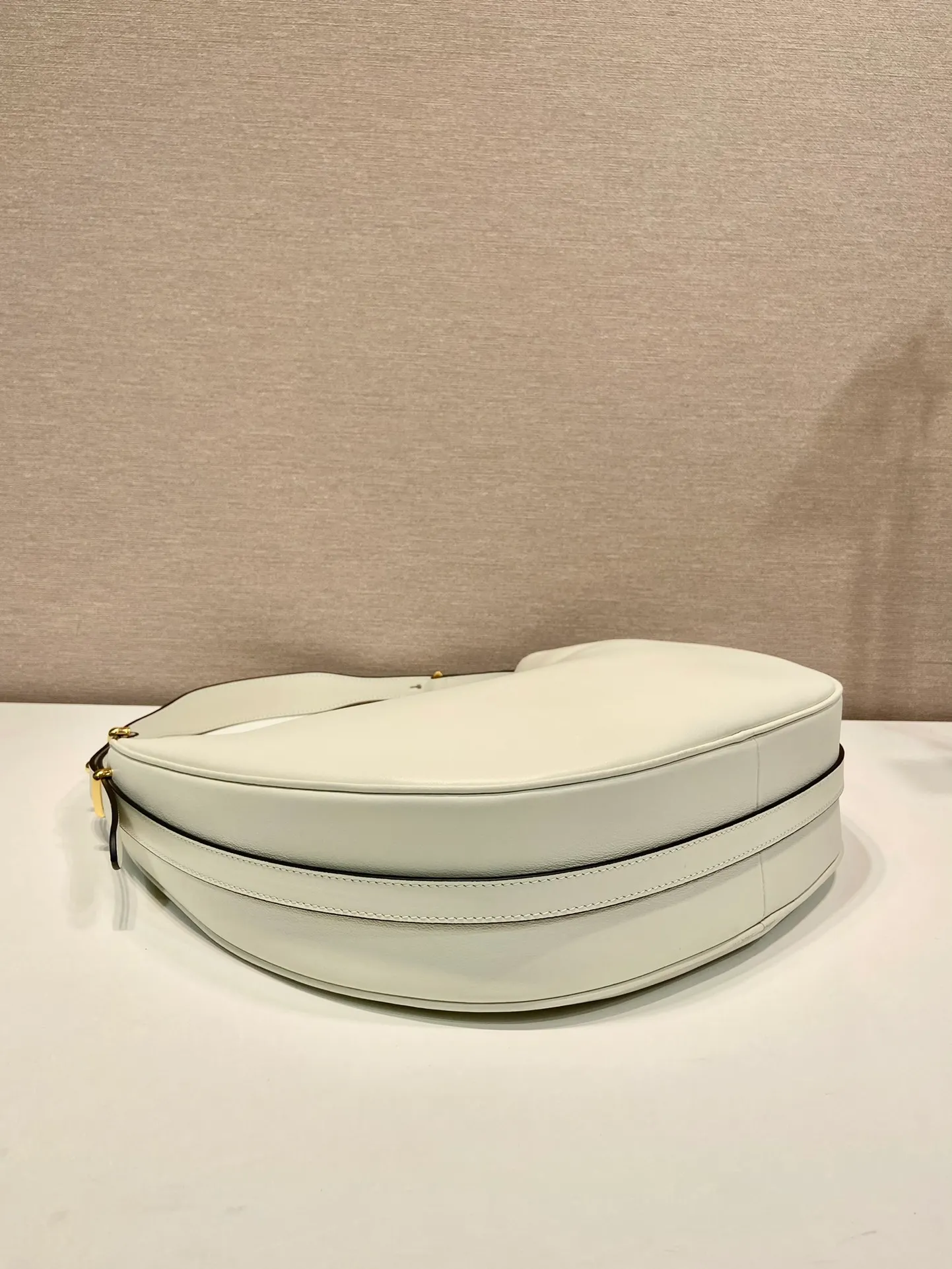💰1840🎉Large Moon Handbag🎉1BC212 Large🎉🎉 The design of this shoulder bag is inspired by the exploration of the Hobo silhouette, with soft lines and a modern feel. The gentle leather outline is combined with ample capacity and space. It is embellished with metal hardware accessories and is equipped with two adjustable long/short shoulder straps, which can be exchanged for different occasions. The upper body effect is very fashionable and elegant, hurry up and get it🎉🎉, it is another popular style that will never go out of style🎉🎉Length 35x Height 22.5x Bottom 8cm🎉🎉🎉👏👏👏