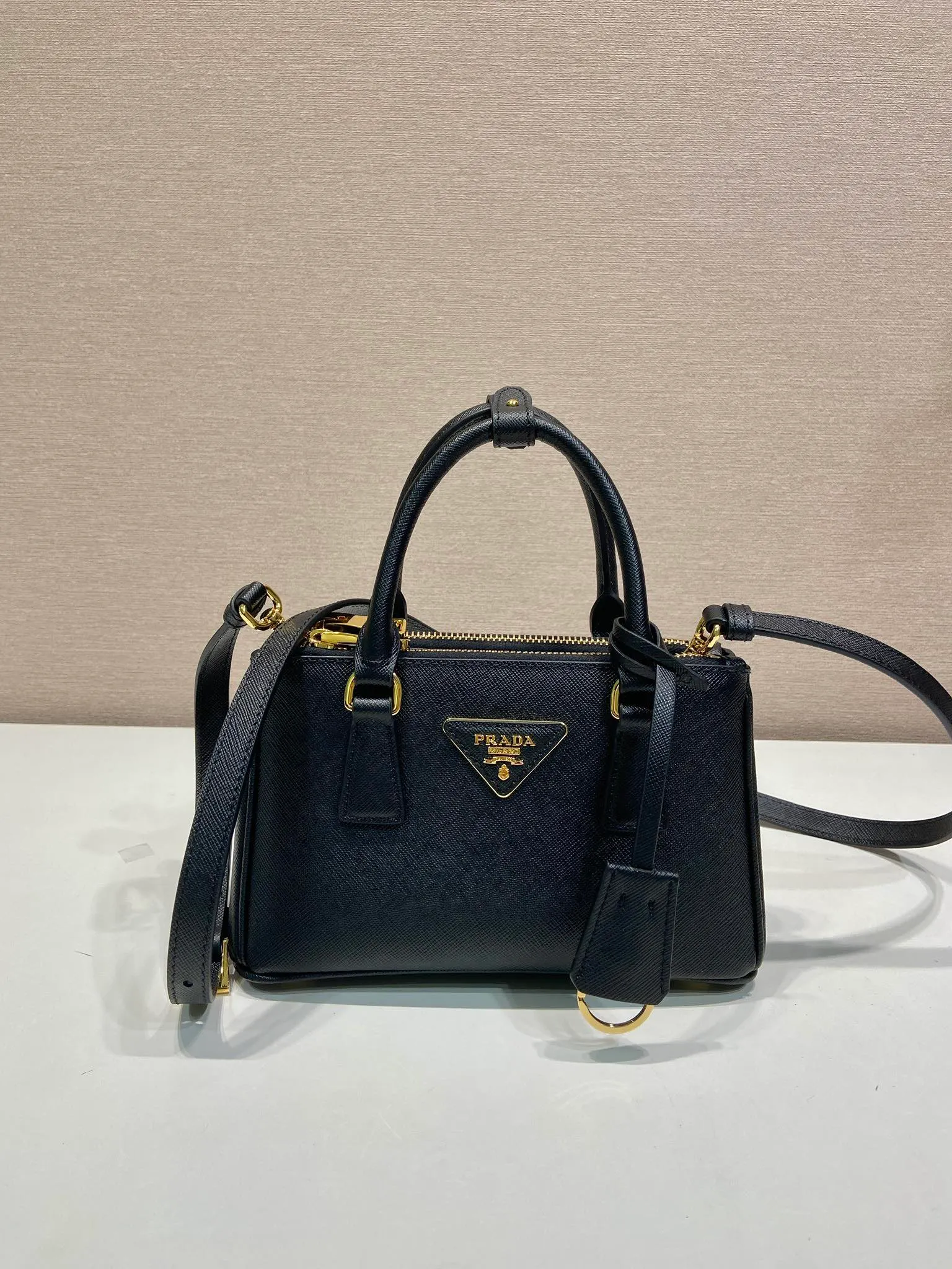 💰1700🎉mini killer🎉1BA916 new product🎉🎉 This Galleria handbag is made of iconic Saffiano leather, equipped with a detachable shoulder strap and top-grade brushed hardware👍👍. It is a chic interpretation of classic and timeless elegance. For beauties in the current era of fashionable small bags. It’s worth owning, it can be used easily for girls’ daily travel📱💄🚗🔑, it has a large capacity, is beautiful and practical🙊🙊It is a bag that will never go out of style whenever you use it😘😘Hurry up and get it👏👏 Length 21x Height 12.5x Bottom 8.5cm