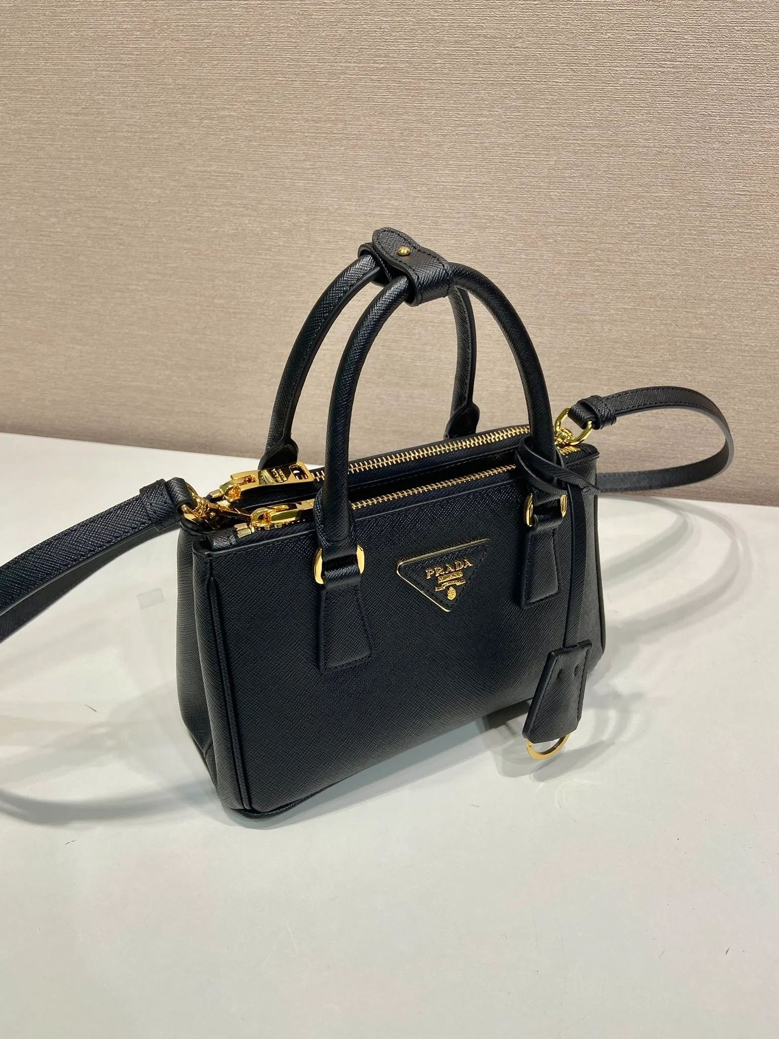 💰1700🎉mini killer🎉1BA916 new product🎉🎉 This Galleria handbag is made of iconic Saffiano leather, equipped with a detachable shoulder strap and top-grade brushed hardware👍👍. It is a chic interpretation of classic and timeless elegance. For beauties in the current era of fashionable small bags. It’s worth owning, it can be used easily for girls’ daily travel📱💄🚗🔑, it has a large capacity, is beautiful and practical🙊🙊It is a bag that will never go out of style whenever you use it😘😘Hurry up and get it👏👏 Length 21x Height 12.5x Bottom 8.5cm
