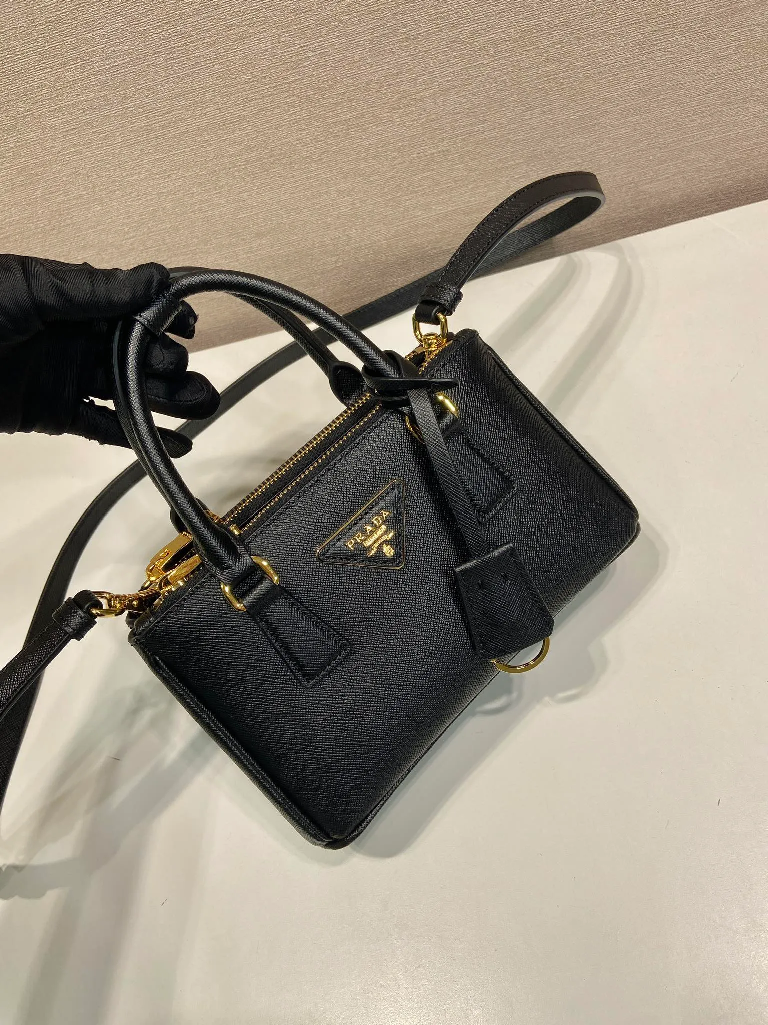 💰1700🎉mini killer🎉1BA916 new product🎉🎉 This Galleria handbag is made of iconic Saffiano leather, equipped with a detachable shoulder strap and top-grade brushed hardware👍👍. It is a chic interpretation of classic and timeless elegance. For beauties in the current era of fashionable small bags. It’s worth owning, it can be used easily for girls’ daily travel📱💄🚗🔑, it has a large capacity, is beautiful and practical🙊🙊It is a bag that will never go out of style whenever you use it😘😘Hurry up and get it👏👏 Length 21x Height 12.5x Bottom 8.5cm
