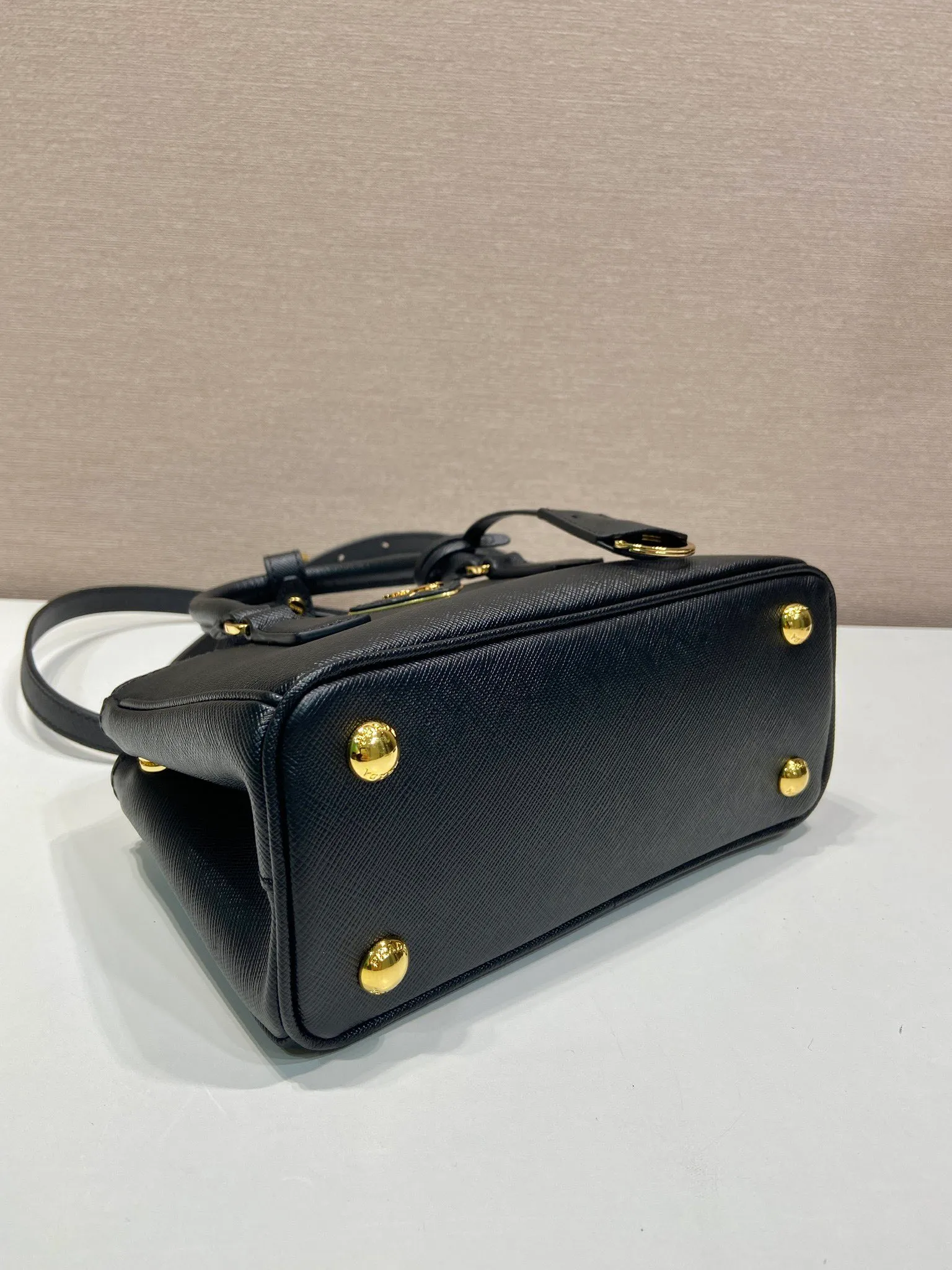 💰1700🎉mini killer🎉1BA916 new product🎉🎉 This Galleria handbag is made of iconic Saffiano leather, equipped with a detachable shoulder strap and top-grade brushed hardware👍👍. It is a chic interpretation of classic and timeless elegance. For beauties in the current era of fashionable small bags. It’s worth owning, it can be used easily for girls’ daily travel📱💄🚗🔑, it has a large capacity, is beautiful and practical🙊🙊It is a bag that will never go out of style whenever you use it😘😘Hurry up and get it👏👏 Length 21x Height 12.5x Bottom 8.5cm
