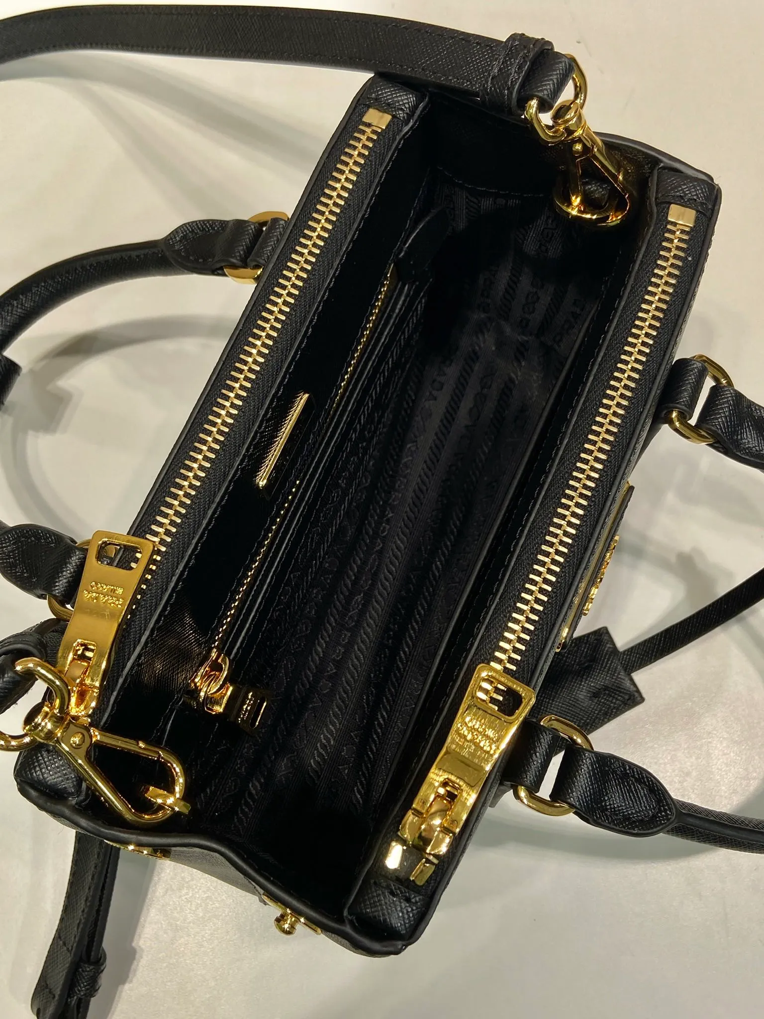 💰1700🎉mini killer🎉1BA916 new product🎉🎉 This Galleria handbag is made of iconic Saffiano leather, equipped with a detachable shoulder strap and top-grade brushed hardware👍👍. It is a chic interpretation of classic and timeless elegance. For beauties in the current era of fashionable small bags. It’s worth owning, it can be used easily for girls’ daily travel📱💄🚗🔑, it has a large capacity, is beautiful and practical🙊🙊It is a bag that will never go out of style whenever you use it😘😘Hurry up and get it👏👏 Length 21x Height 12.5x Bottom 8.5cm