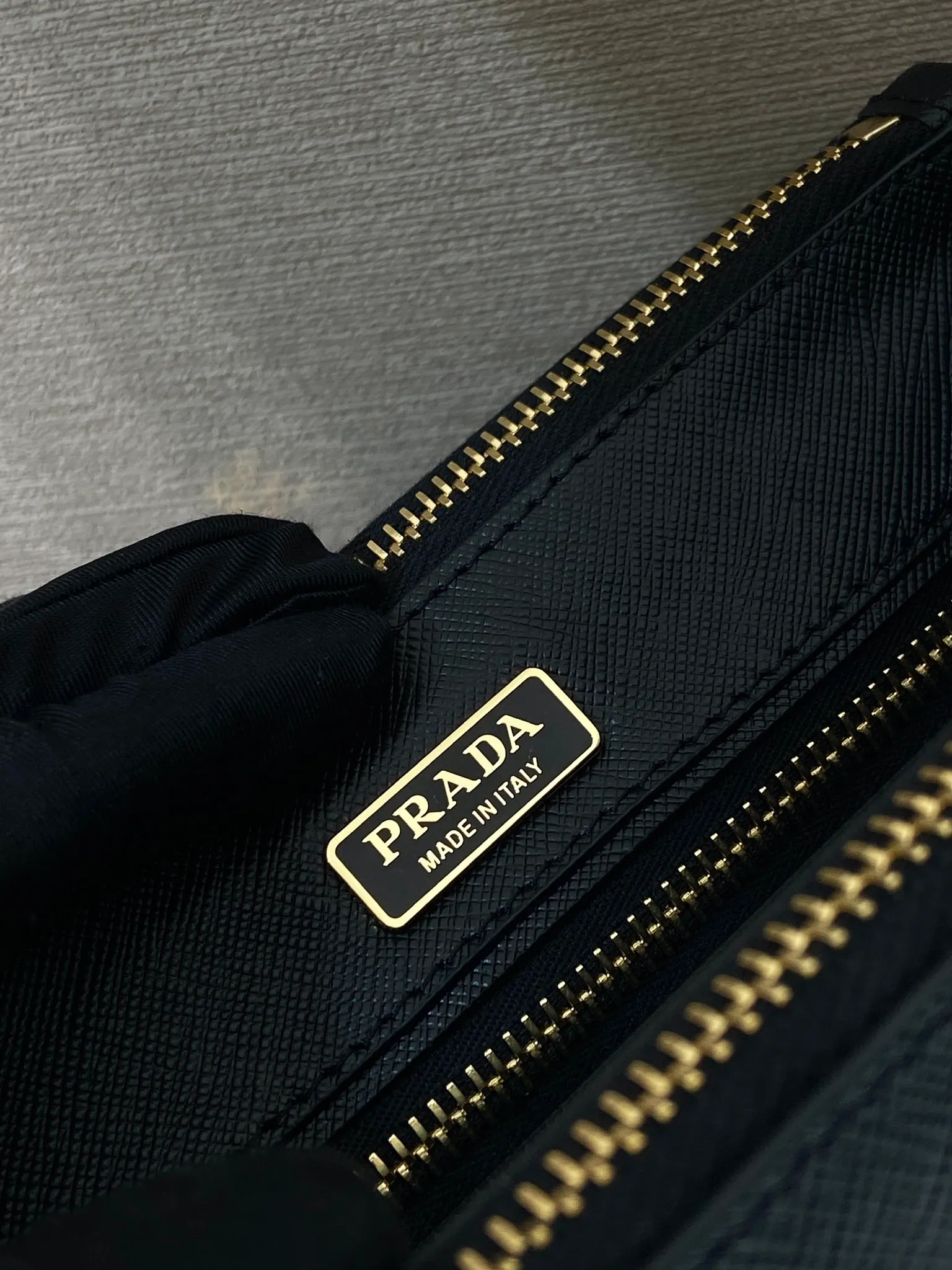 💰1700🎉mini killer🎉1BA916 new product🎉🎉 This Galleria handbag is made of iconic Saffiano leather, equipped with a detachable shoulder strap and top-grade brushed hardware👍👍. It is a chic interpretation of classic and timeless elegance. For beauties in the current era of fashionable small bags. It’s worth owning, it can be used easily for girls’ daily travel📱💄🚗🔑, it has a large capacity, is beautiful and practical🙊🙊It is a bag that will never go out of style whenever you use it😘😘Hurry up and get it👏👏 Length 21x Height 12.5x Bottom 8.5cm