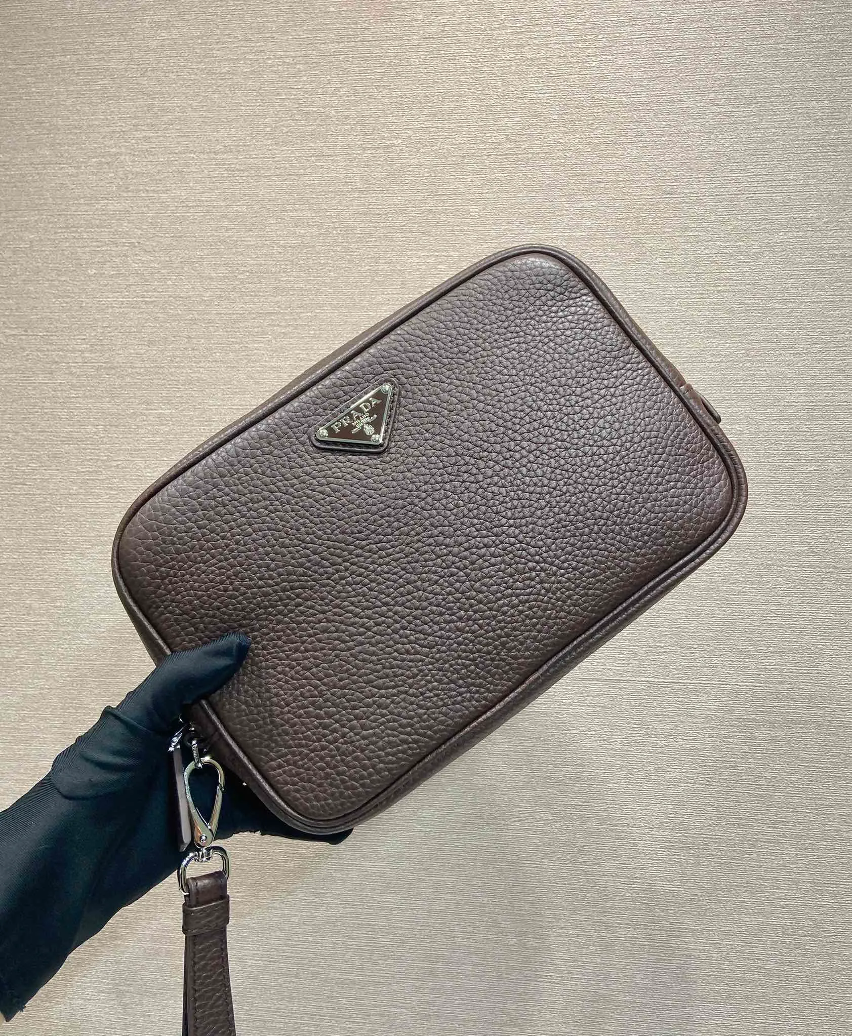 💰1140🎉New handbag🎉2VF017🎉🎉 This clutch has a simple and practical design, perfectly interpreting the P family's brand style, with a simple and elegant shape. The cow leather material has a natural finish, giving it a versatile appeal. The clutch features a wrist strap and is decorated with a triangle logo in enameled metal. It has a large capacity and is a popular model that will never go out of style. Get it now! 🎉🎉🎉💰💰💰 Length 23.5x Height 15.5x Bottom 5cm🎉🎉🎉💰💰💰