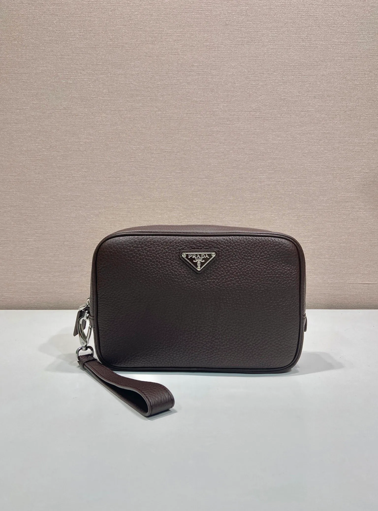 💰1140🎉New handbag🎉2VF017🎉🎉 This clutch has a simple and practical design, perfectly interpreting the P family's brand style, with a simple and elegant shape. The cow leather material has a natural finish, giving it a versatile appeal. The clutch features a wrist strap and is decorated with a triangle logo in enameled metal. It has a large capacity and is a popular model that will never go out of style. Get it now! 🎉🎉🎉💰💰💰 Length 23.5x Height 15.5x Bottom 5cm🎉🎉🎉💰💰💰