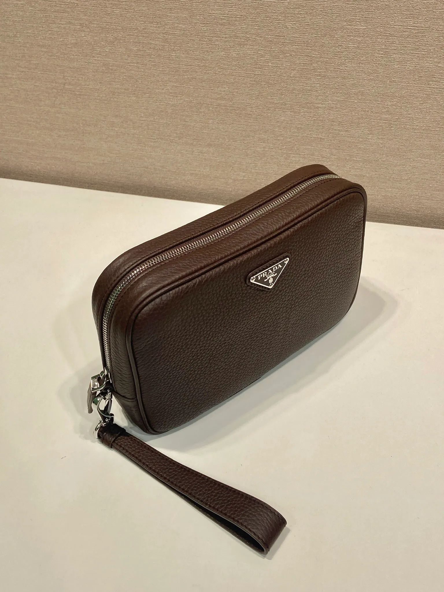💰1140🎉New handbag🎉2VF017🎉🎉 This clutch has a simple and practical design, perfectly interpreting the P family's brand style, with a simple and elegant shape. The cow leather material has a natural finish, giving it a versatile appeal. The clutch features a wrist strap and is decorated with a triangle logo in enameled metal. It has a large capacity and is a popular model that will never go out of style. Get it now! 🎉🎉🎉💰💰💰 Length 23.5x Height 15.5x Bottom 5cm🎉🎉🎉💰💰💰