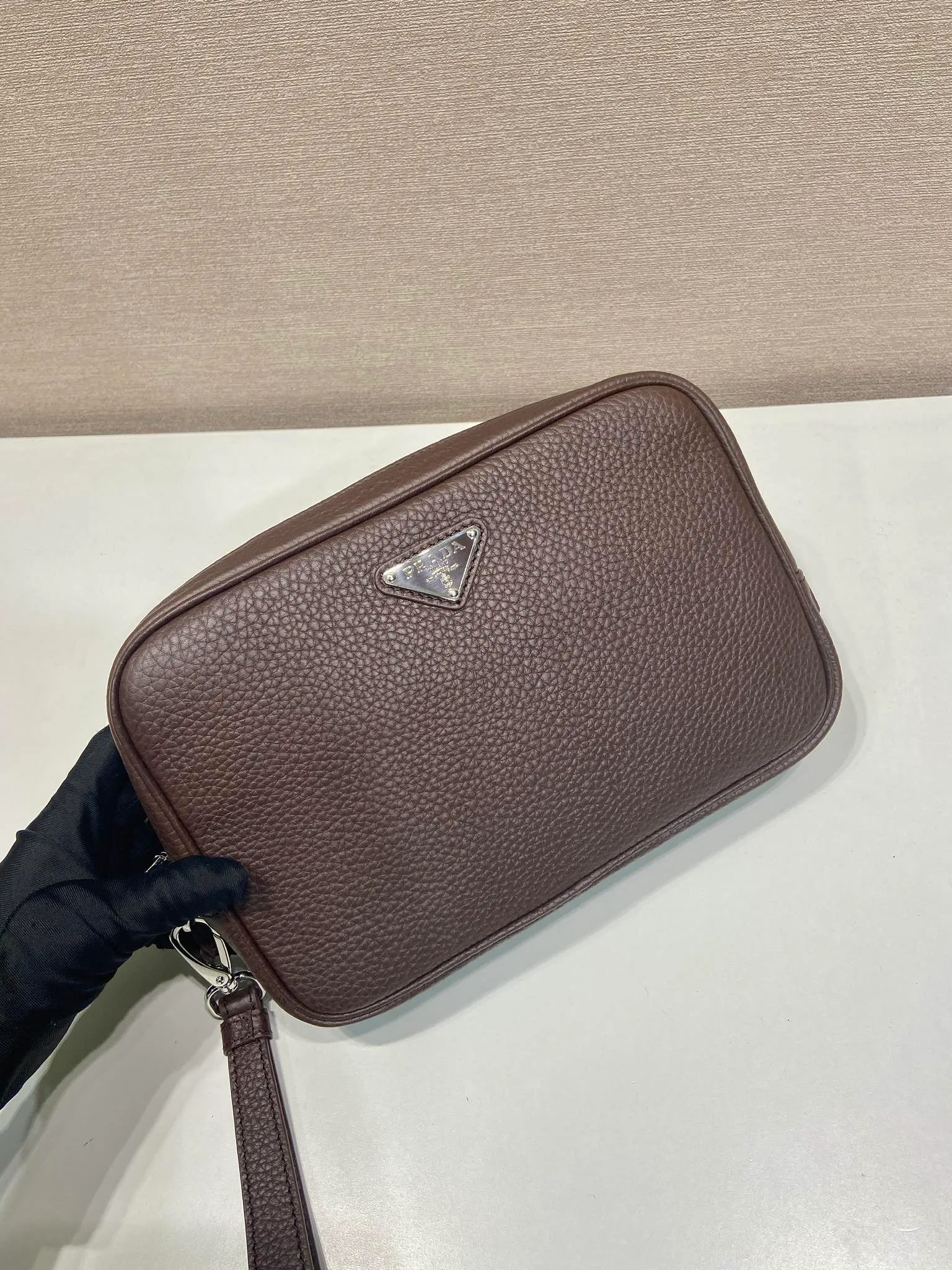 💰1140🎉New handbag🎉2VF017🎉🎉 This clutch has a simple and practical design, perfectly interpreting the P family's brand style, with a simple and elegant shape. The cow leather material has a natural finish, giving it a versatile appeal. The clutch features a wrist strap and is decorated with a triangle logo in enameled metal. It has a large capacity and is a popular model that will never go out of style. Get it now! 🎉🎉🎉💰💰💰 Length 23.5x Height 15.5x Bottom 5cm🎉🎉🎉💰💰💰