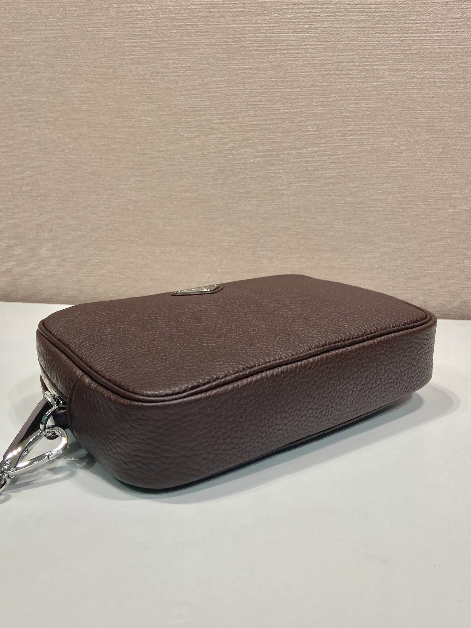 💰1140🎉New handbag🎉2VF017🎉🎉 This clutch has a simple and practical design, perfectly interpreting the P family's brand style, with a simple and elegant shape. The cow leather material has a natural finish, giving it a versatile appeal. The clutch features a wrist strap and is decorated with a triangle logo in enameled metal. It has a large capacity and is a popular model that will never go out of style. Get it now! 🎉🎉🎉💰💰💰 Length 23.5x Height 15.5x Bottom 5cm🎉🎉🎉💰💰💰