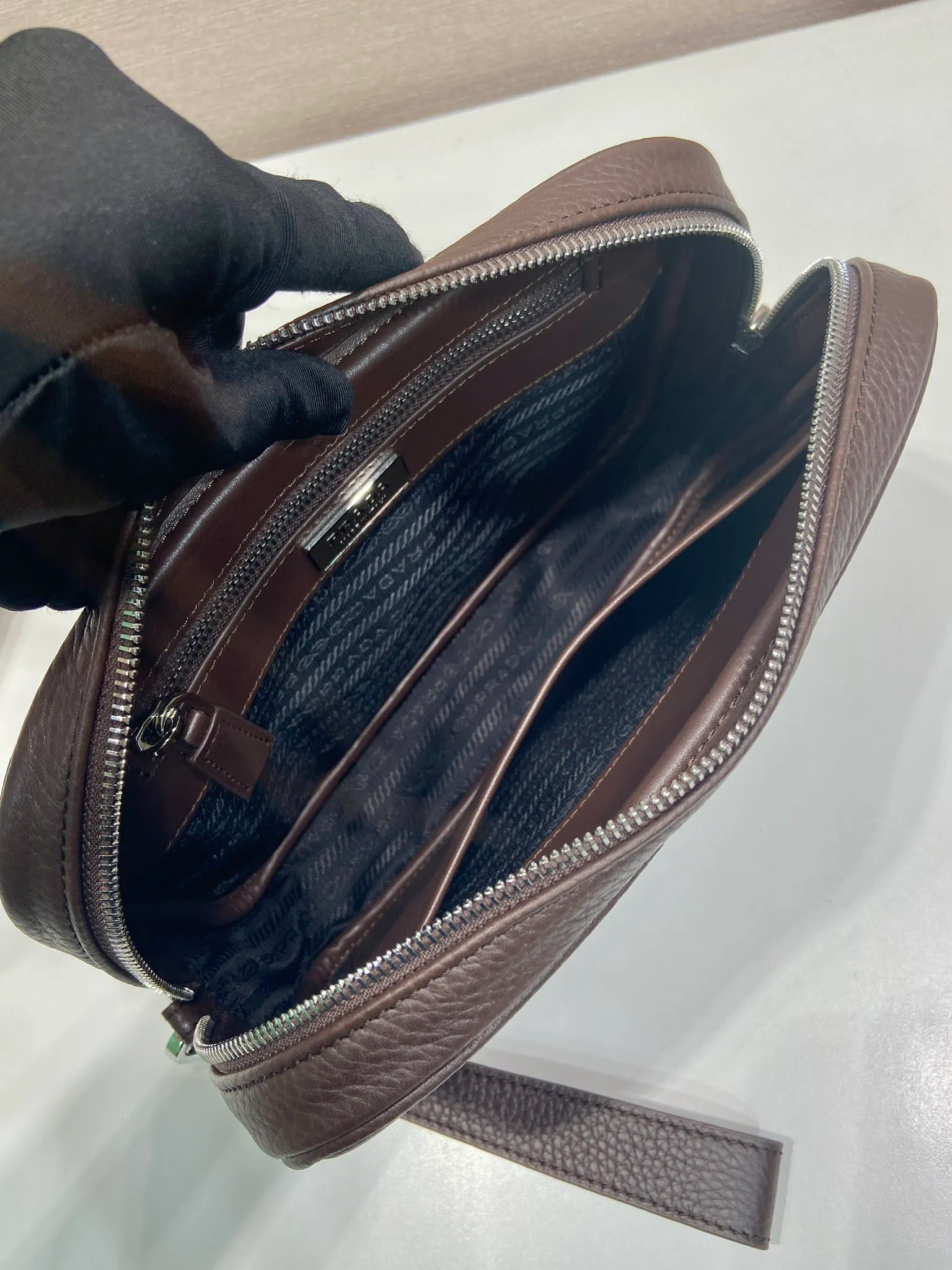 💰1140🎉New handbag🎉2VF017🎉🎉 This clutch has a simple and practical design, perfectly interpreting the P family's brand style, with a simple and elegant shape. The cow leather material has a natural finish, giving it a versatile appeal. The clutch features a wrist strap and is decorated with a triangle logo in enameled metal. It has a large capacity and is a popular model that will never go out of style. Get it now! 🎉🎉🎉💰💰💰 Length 23.5x Height 15.5x Bottom 5cm🎉🎉🎉💰💰💰