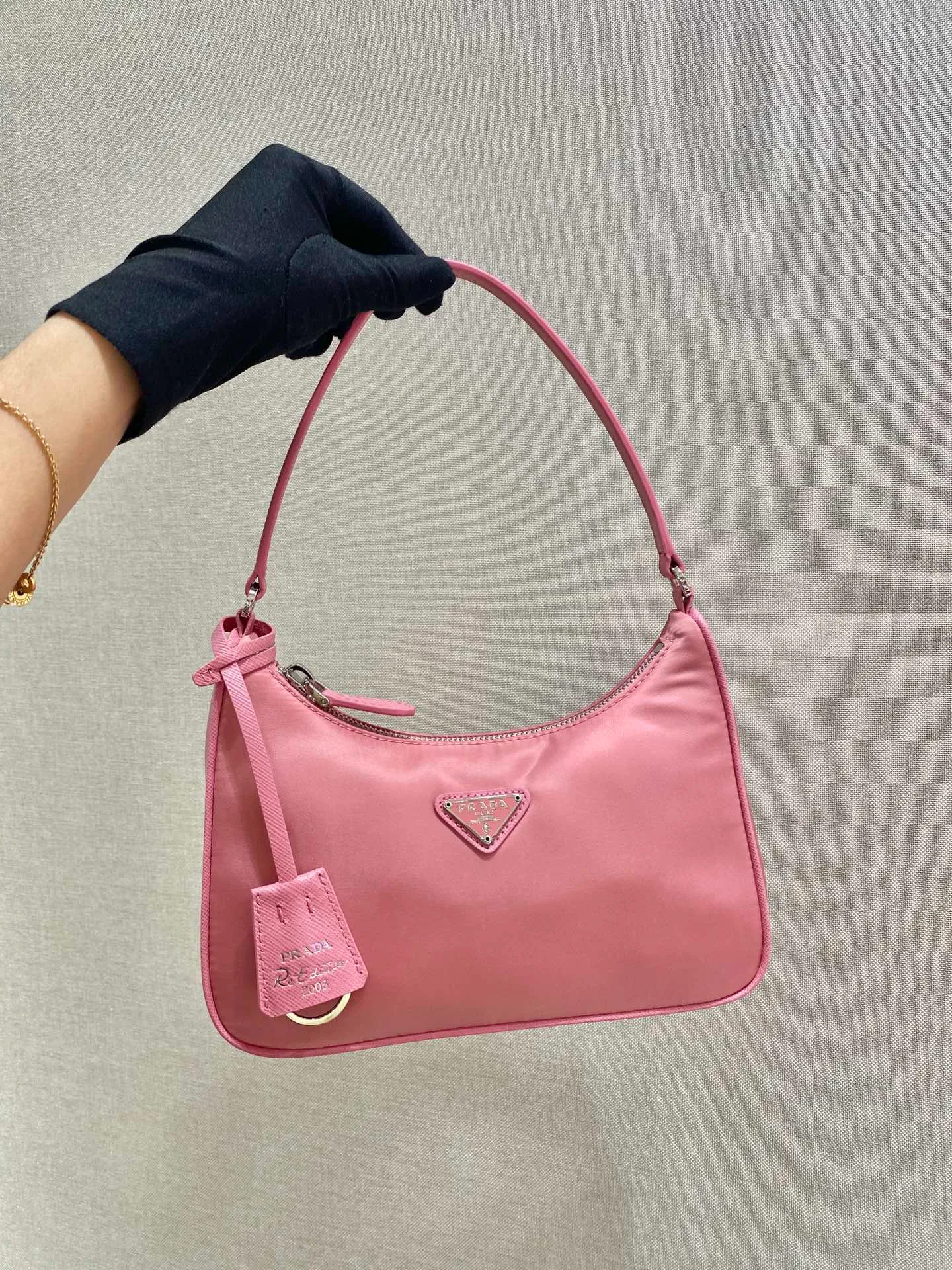 🔥New Hobo bag🔥Original quality👍New 1NE204 moon-shaped second-hand bag, made of imported original parachute fabric, hand-operated cross-grain cowhide, lightweight and practical Hobo armpit bag, super simple and eye-catching👍👍, small/light/packable/easy to wear/fashionable armpit bag, and can be carried by hand, super easy to use😍😍. It is currently the most popular bag among celebrities, aren’t you excited😜😜, ladies, hurry up, length 22X height 12 people x base 6cm👏👏👏💰💰💰P700