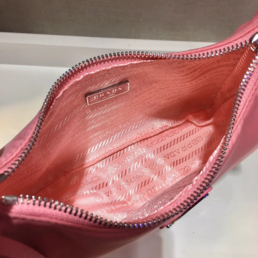 🔥New Hobo bag🔥Original quality👍New 1NE204 moon-shaped second-hand bag, made of imported original parachute fabric, hand-operated cross-grain cowhide, lightweight and practical Hobo armpit bag, super simple and eye-catching👍👍, small/light/packable/easy to wear/fashionable armpit bag, and can be carried by hand, super easy to use😍😍. It is currently the most popular bag among celebrities, aren’t you excited😜😜, ladies, hurry up, length 22X height 12 people x base 6cm👏👏👏💰💰💰P700