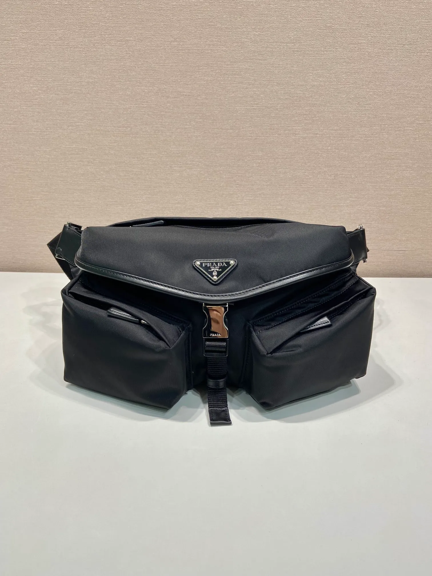 💰1120🎉New style🎉2VH175 shoulder bag🎉 This shoulder bag is made of imported nylon fabric, practical and exquisite. Equipped with ample diagonal cargo pockets, flap design and adjustable shoulder straps, the clean geometric lines and soft touch are versatile and casual, highlighting contemporary charm. Lightweight and practical, it can be worn as a shoulder or chest bag, so hurry up and get it🎉 Length 27x Height 18x ​​Bottom 7cm🎉🎉🎉👏👏👏