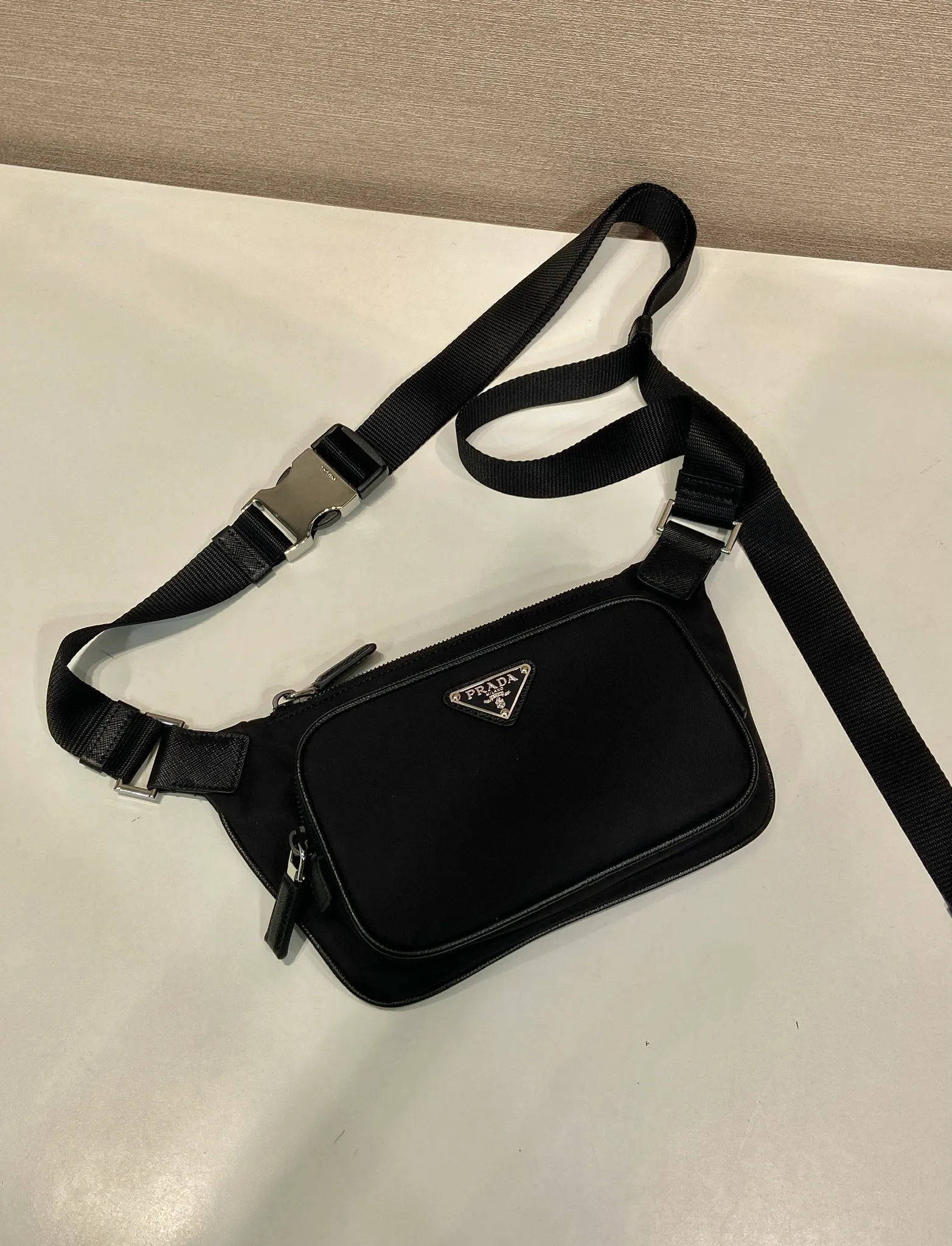 💰860🎉New fanny pack🎉2VH128 upgraded version🎉🎉for men and women😘Upgraded version of the latest fanny pack/chest bag😘This design not only enhances the overall design sense, the upper body effect is great, lightweight and fashionable. It is affordable and very practical for daily wear. It can be used as a waist bag/chest bag/crossbody bag👏It is very practical. Hurry up and get it🎉🎉 Length 19x Height 13cmx Bottom 2.5cm 🎉🎉🎉🎉👏👏👏👏