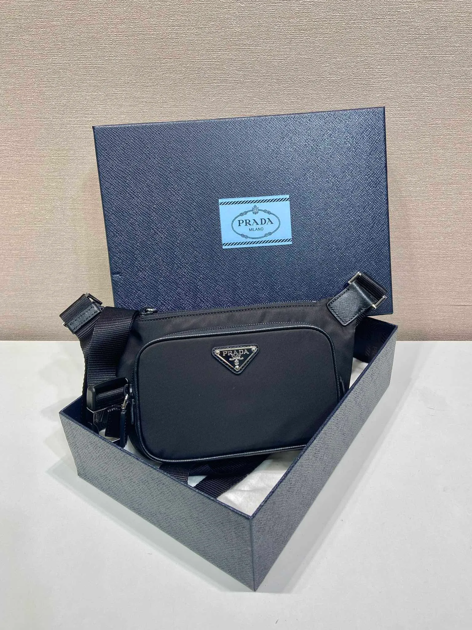💰860🎉New fanny pack🎉2VH128 upgraded version🎉🎉for men and women😘Upgraded version of the latest fanny pack/chest bag😘This design not only enhances the overall design sense, the upper body effect is great, lightweight and fashionable. It is affordable and very practical for daily wear. It can be used as a waist bag/chest bag/crossbody bag👏It is very practical. Hurry up and get it🎉🎉 Length 19x Height 13cmx Bottom 2.5cm 🎉🎉🎉🎉👏👏👏👏