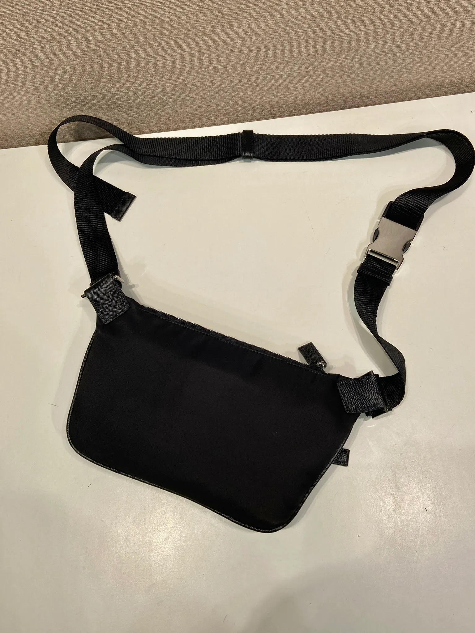 💰860🎉New fanny pack🎉2VH128 upgraded version🎉🎉for men and women😘Upgraded version of the latest fanny pack/chest bag😘This design not only enhances the overall design sense, the upper body effect is great, lightweight and fashionable. It is affordable and very practical for daily wear. It can be used as a waist bag/chest bag/crossbody bag👏It is very practical. Hurry up and get it🎉🎉 Length 19x Height 13cmx Bottom 2.5cm 🎉🎉🎉🎉👏👏👏👏