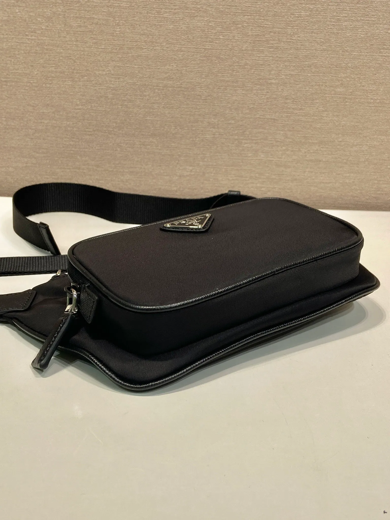 💰860🎉New fanny pack🎉2VH128 upgraded version🎉🎉for men and women😘Upgraded version of the latest fanny pack/chest bag😘This design not only enhances the overall design sense, the upper body effect is great, lightweight and fashionable. It is affordable and very practical for daily wear. It can be used as a waist bag/chest bag/crossbody bag👏It is very practical. Hurry up and get it🎉🎉 Length 19x Height 13cmx Bottom 2.5cm 🎉🎉🎉🎉👏👏👏👏