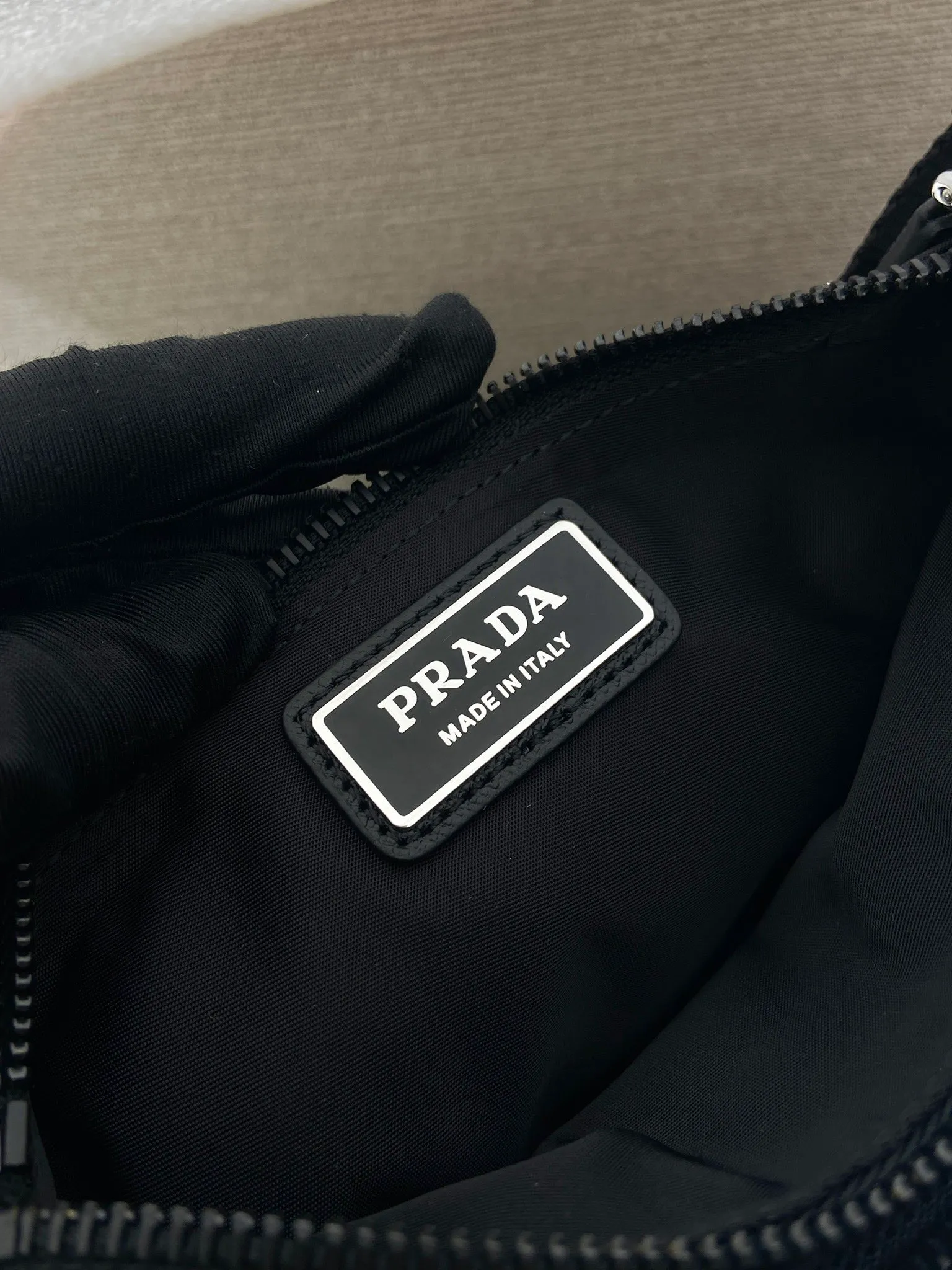 💰860🎉New fanny pack🎉2VH128 upgraded version🎉🎉for men and women😘Upgraded version of the latest fanny pack/chest bag😘This design not only enhances the overall design sense, the upper body effect is great, lightweight and fashionable. It is affordable and very practical for daily wear. It can be used as a waist bag/chest bag/crossbody bag👏It is very practical. Hurry up and get it🎉🎉 Length 19x Height 13cmx Bottom 2.5cm 🎉🎉🎉🎉👏👏👏👏