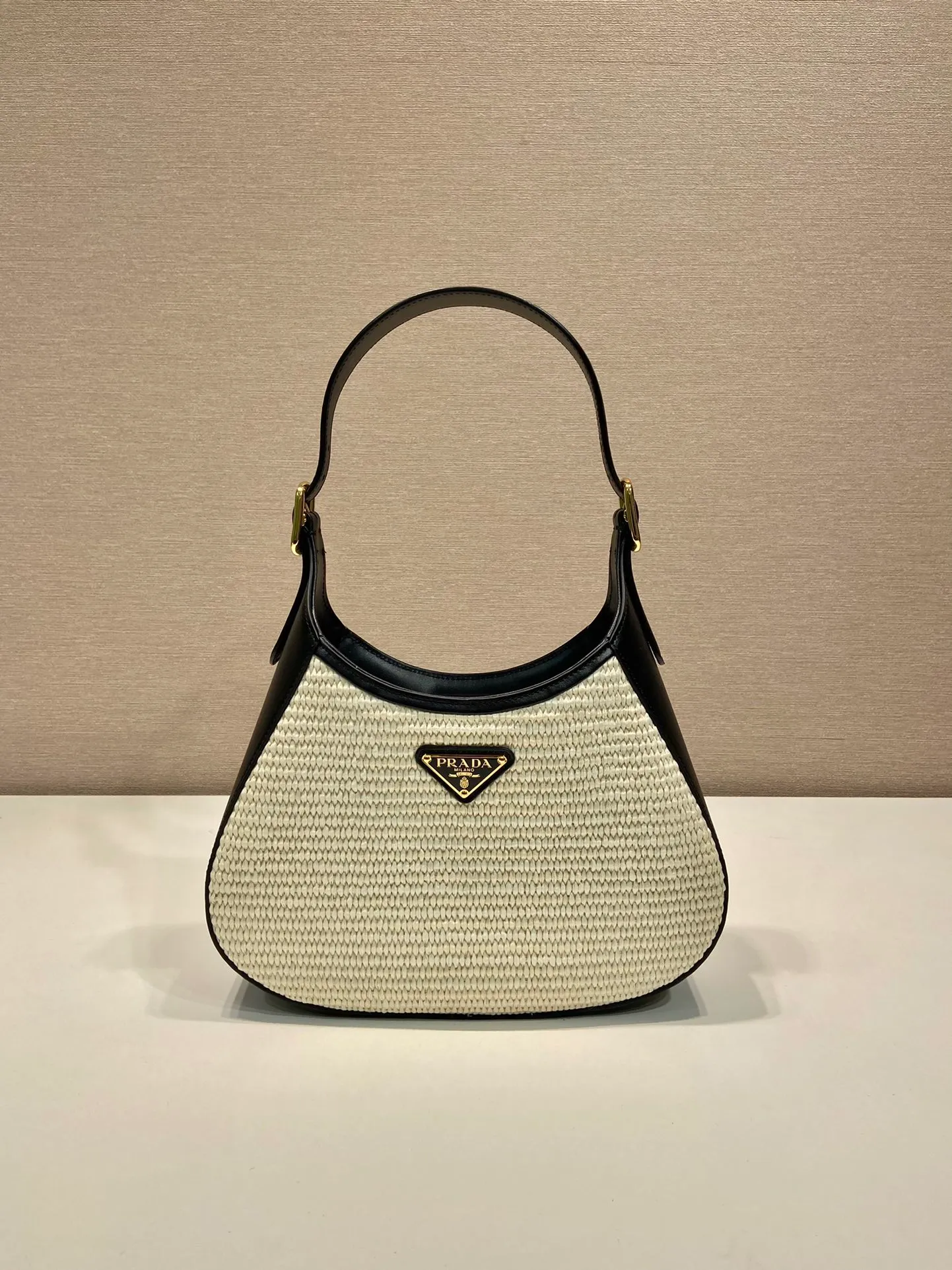 💰1320🎉New Cleo🎉1BC179 New Straw Bag🎉🎉 This crossbody bag is made of imported calf bag with handmade straw and imported sheepskin inside. Whether it is carried on the hand or on the shoulder, it is very stylish and has a great upper body effect. The capacity and practicality must be strong, the hand feel is soft, and it has a full sense of luxury. My favorite babies. Hurry up and get it. Size: length 27x height 19x bottom 5cm