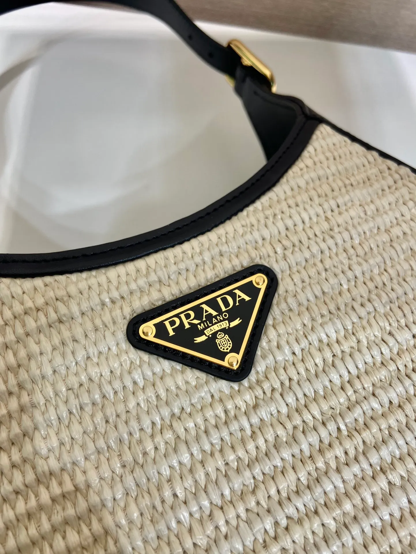 💰1320🎉New Cleo🎉1BC179 New Straw Bag🎉🎉 This crossbody bag is made of imported calf bag with handmade straw and imported sheepskin inside. Whether it is carried on the hand or on the shoulder, it is very stylish and has a great upper body effect. The capacity and practicality must be strong, the hand feel is soft, and it has a full sense of luxury. My favorite babies. Hurry up and get it. Size: length 27x height 19x bottom 5cm