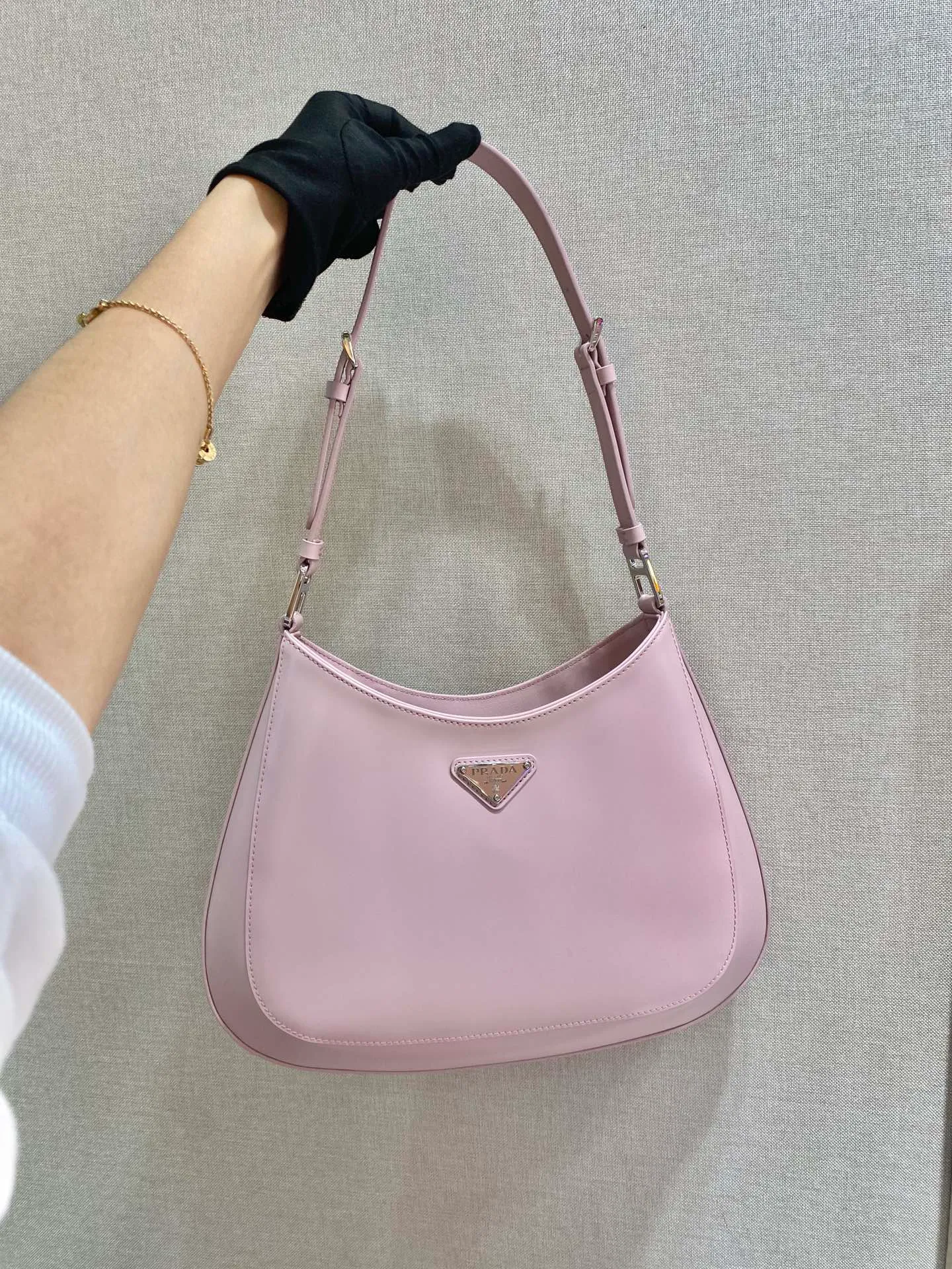💰1500🎉Large double shoulder straps🎉Upgraded version of second-hand armpit bag/double shoulder straps😘😘 The second-hand armpit bag that has become popular this year has always been very popular. This upgraded version is more functional and the two shoulder straps are interchangeable. It can be carried on one shoulder or across the body, I love it😘, the whole leather is delicate and smooth, the special-shaped bag design is cool and fashionable, the capacity is sufficient, it is light and can be packed, it is timeless and has a retro-feel concave shape, it is perfect, another popular style for internet celebrities🙊🙊 Style number: 1BC156, length 30x height 18.5x base 4cm