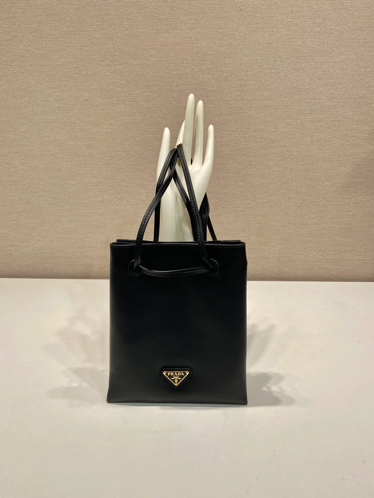 💰920🎉mini small cross-body bag🎉1BH221 calfskin🎉🎉 This small cross-body bag is made of calfskin and imported sheepskin inside, with top-grade hardware, a drawstring shrink pocket at the mouth, and a double long shoulder strap design, making the upper body look particularly fashionable and casual. Large capacity and space👏Hurry up and get it now, take this cute popular crossbody home😘😘Length 17xH 20cm🎉🎉🎉👏👏👏