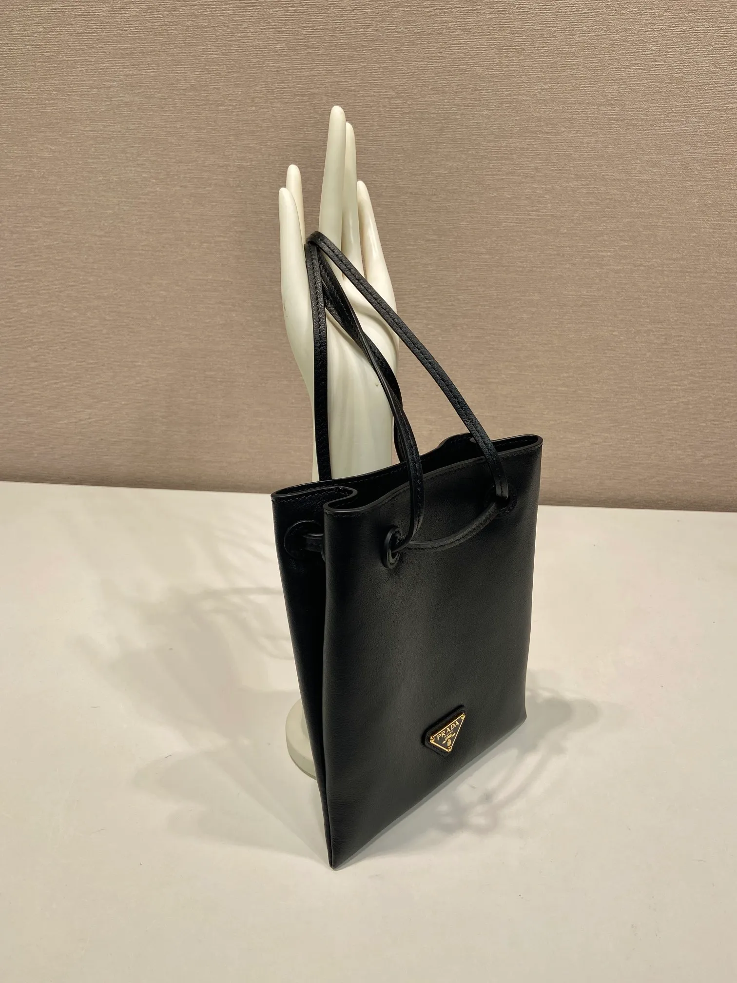 💰920🎉mini small cross-body bag🎉1BH221 calfskin🎉🎉 This small cross-body bag is made of calfskin and imported sheepskin inside, with top-grade hardware, a drawstring shrink pocket at the mouth, and a double long shoulder strap design, making the upper body look particularly fashionable and casual. Large capacity and space👏Hurry up and get it now, take this cute popular crossbody home😘😘Length 17xH 20cm🎉🎉🎉👏👏👏