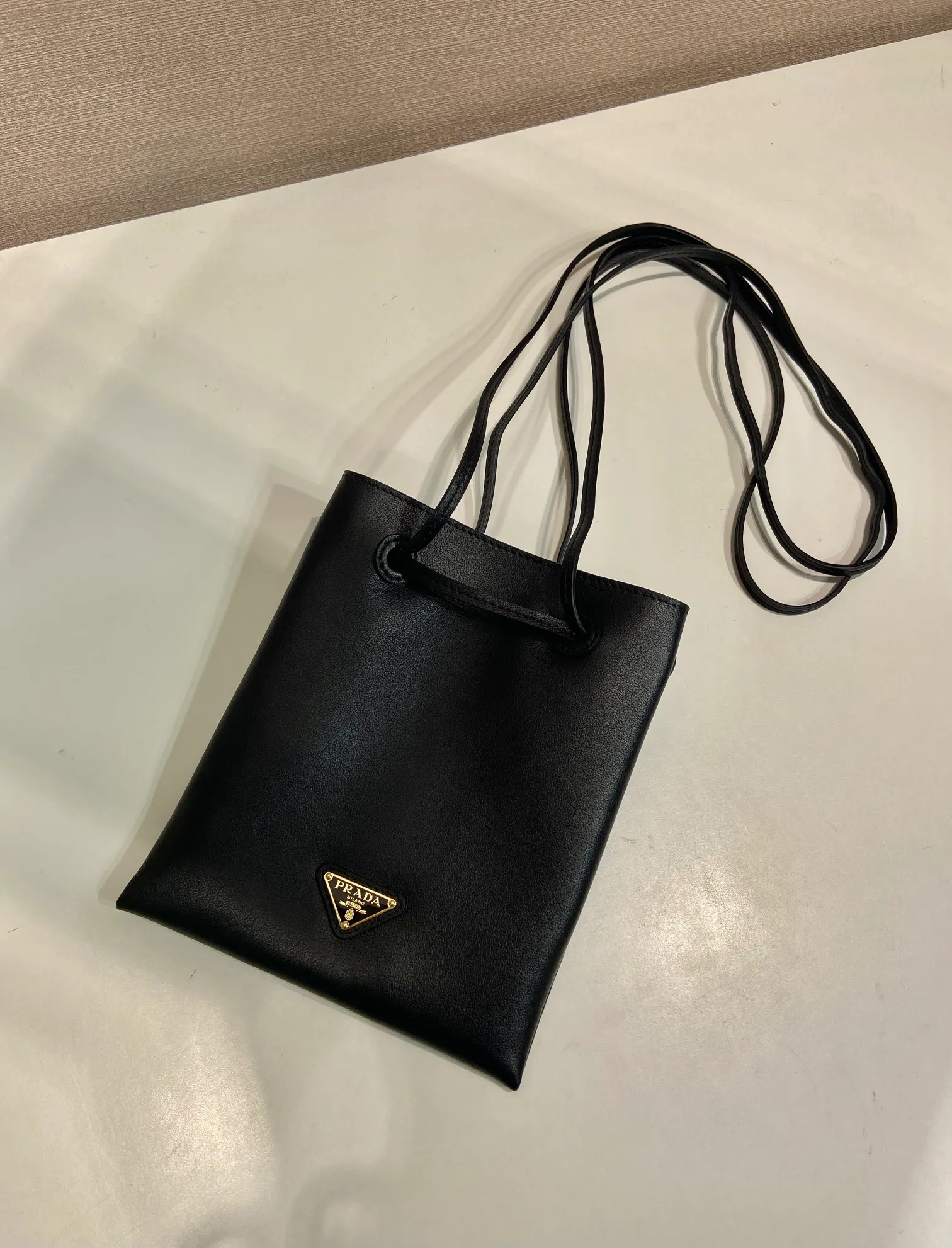 💰920🎉mini small cross-body bag🎉1BH221 calfskin🎉🎉 This small cross-body bag is made of calfskin and imported sheepskin inside, with top-grade hardware, a drawstring shrink pocket at the mouth, and a double long shoulder strap design, making the upper body look particularly fashionable and casual. Large capacity and space👏Hurry up and get it now, take this cute popular crossbody home😘😘Length 17xH 20cm🎉🎉🎉👏👏👏