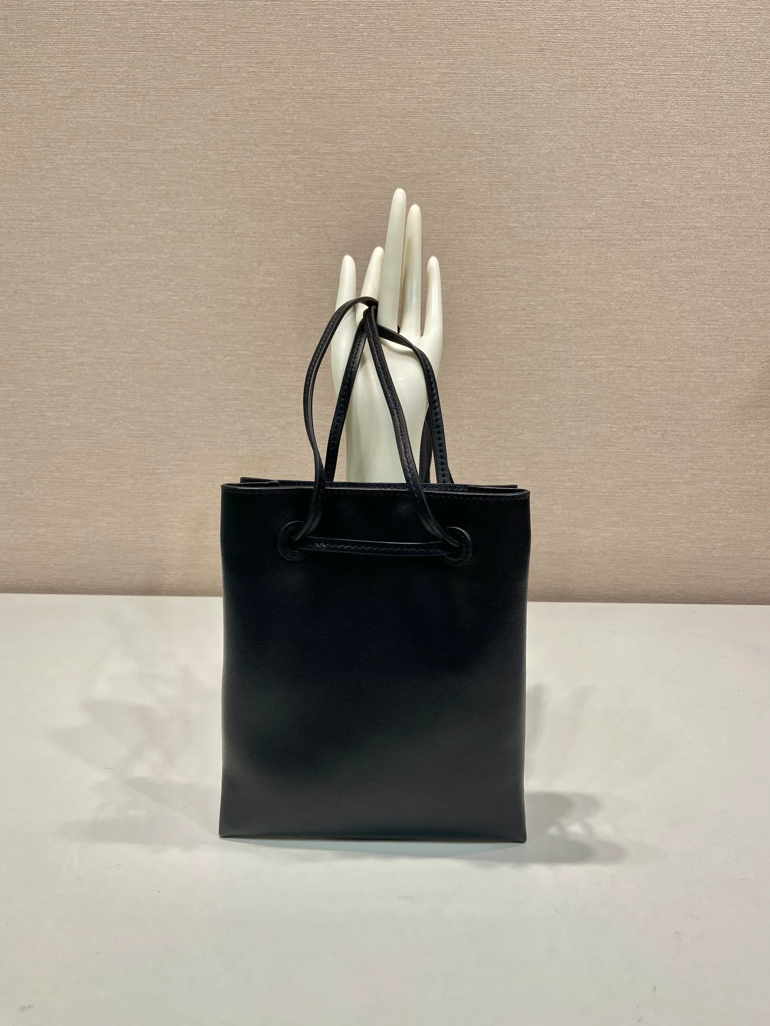 💰920🎉mini small cross-body bag🎉1BH221 calfskin🎉🎉 This small cross-body bag is made of calfskin and imported sheepskin inside, with top-grade hardware, a drawstring shrink pocket at the mouth, and a double long shoulder strap design, making the upper body look particularly fashionable and casual. Large capacity and space👏Hurry up and get it now, take this cute popular crossbody home😘😘Length 17xH 20cm🎉🎉🎉👏👏👏