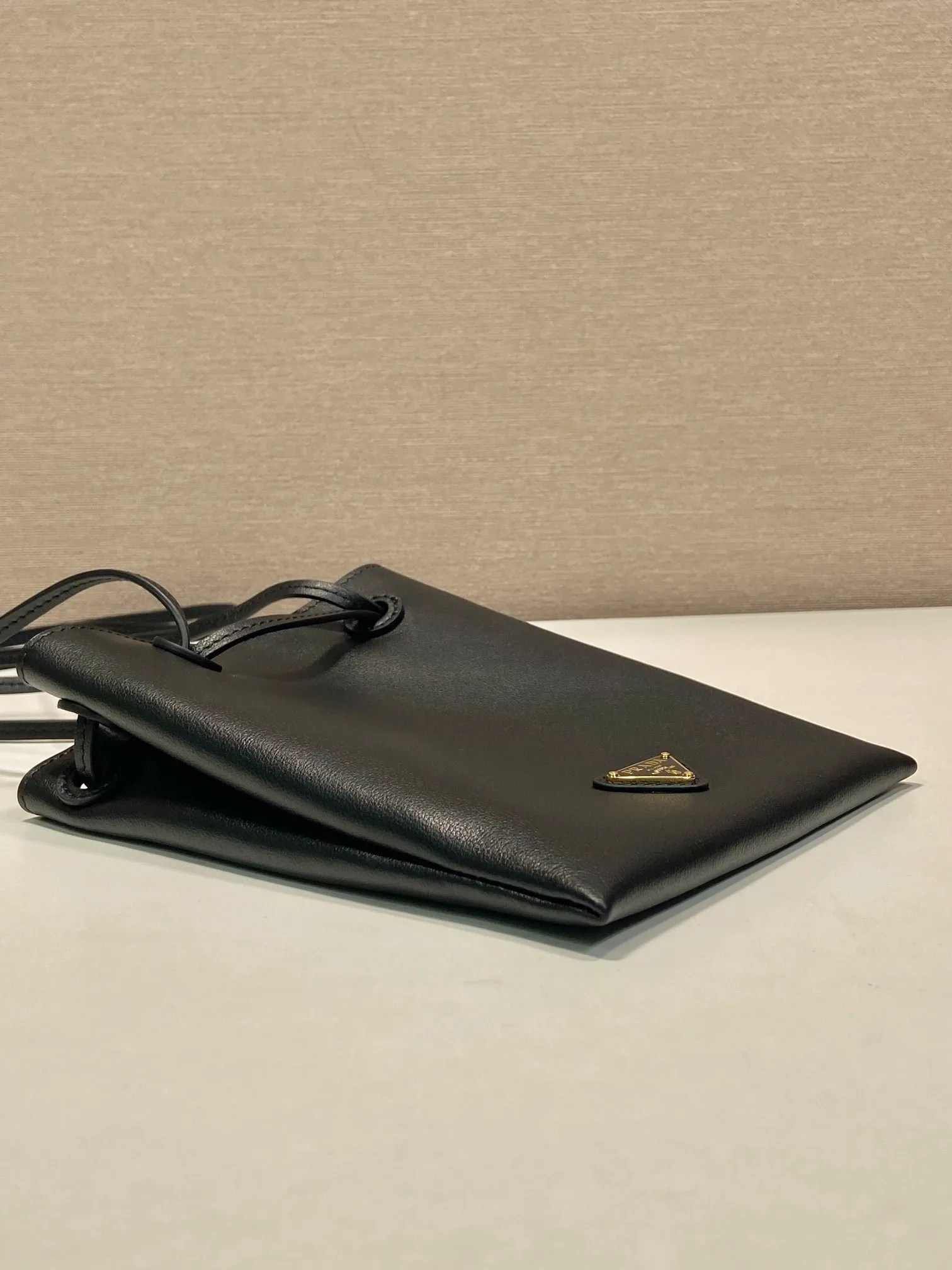 💰920🎉mini small cross-body bag🎉1BH221 calfskin🎉🎉 This small cross-body bag is made of calfskin and imported sheepskin inside, with top-grade hardware, a drawstring shrink pocket at the mouth, and a double long shoulder strap design, making the upper body look particularly fashionable and casual. Large capacity and space👏Hurry up and get it now, take this cute popular crossbody home😘😘Length 17xH 20cm🎉🎉🎉👏👏👏