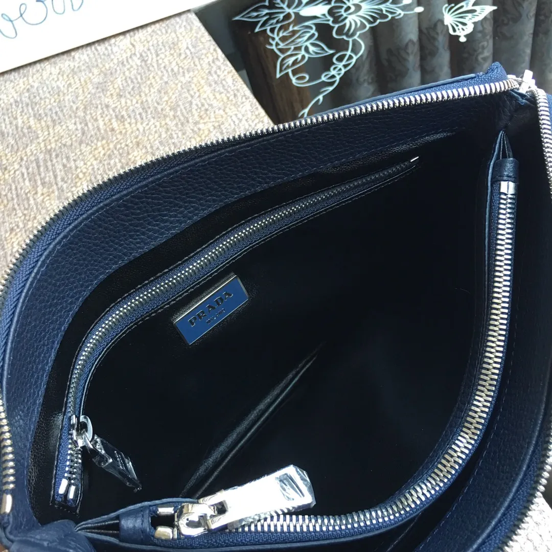 💰1060, the popular handbag has arrived again, 0050 blue, top quality. Made of imported deerskin pattern, inner and outer leather, 175 OEM code, length 29x height 18cm