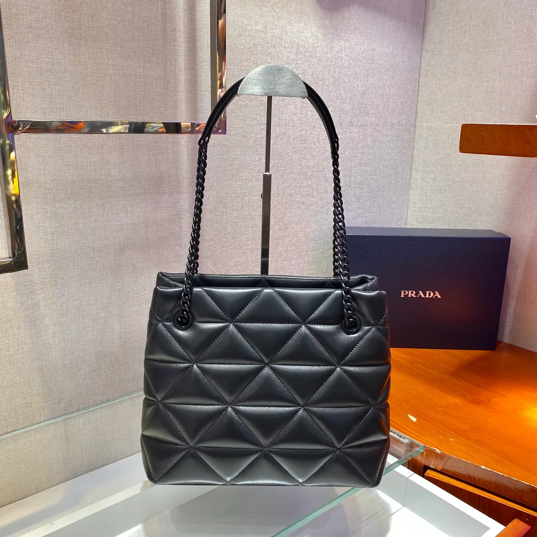💰1900🎉New tote bag🎉1BG298, this 🙃 quilted nappa leather creates a romantic geometric pattern on this tote bag, and a metal logo decoration is like the finishing touch🎉🎉 Made of quilted nappa leather, sliding same-color metal chain shoulder strap with leather shoulder pad, two internal pockets, one of which is zippered, logo nylon lining, lightweight and stylish Length 26.5x Height 22x Bottom 14cm