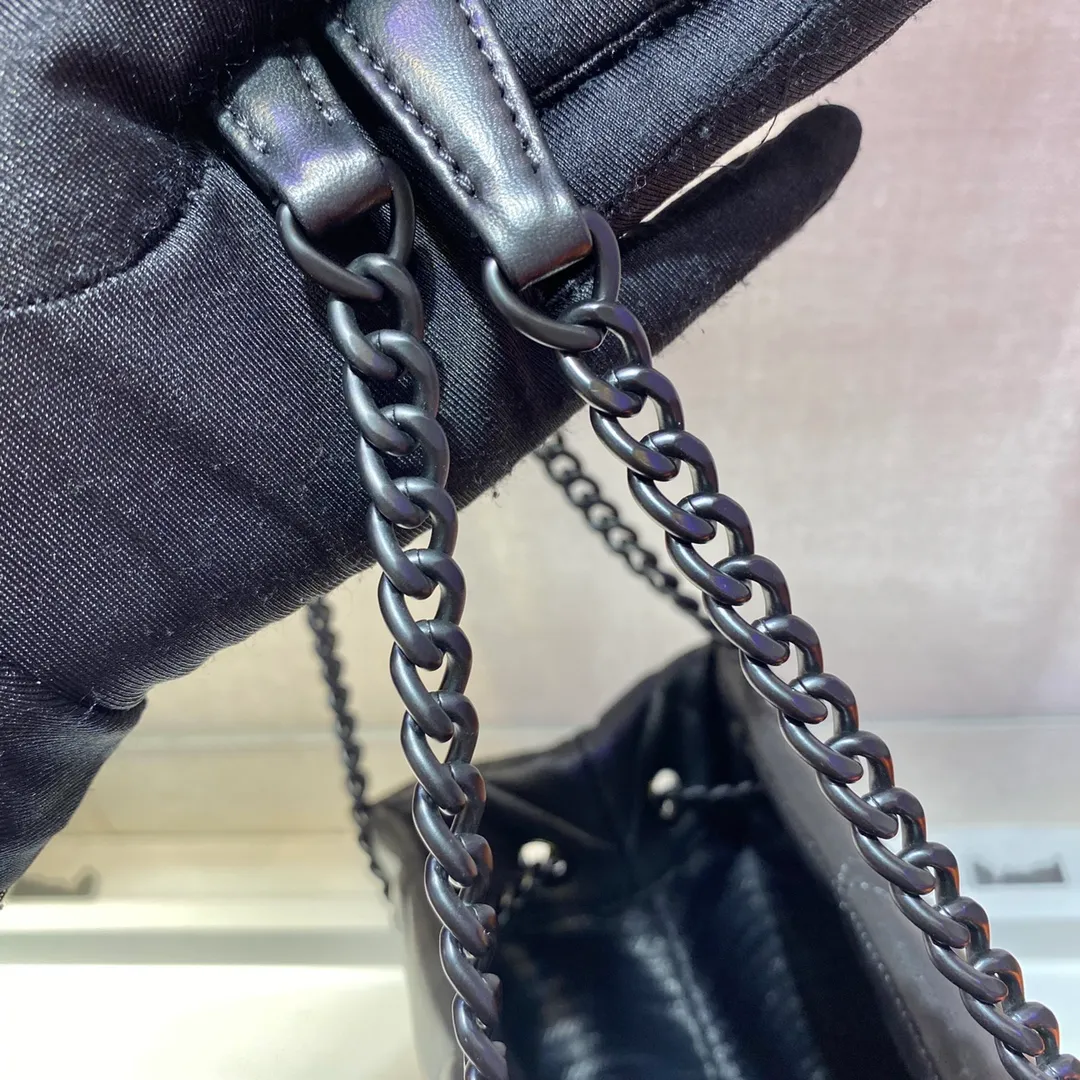 💰1900🎉New tote bag🎉1BG298, this 🙃 quilted nappa leather creates a romantic geometric pattern on this tote bag, and a metal logo decoration is like the finishing touch🎉🎉 Made of quilted nappa leather, sliding same-color metal chain shoulder strap with leather shoulder pad, two internal pockets, one of which is zippered, logo nylon lining, lightweight and stylish Length 26.5x Height 22x Bottom 14cm