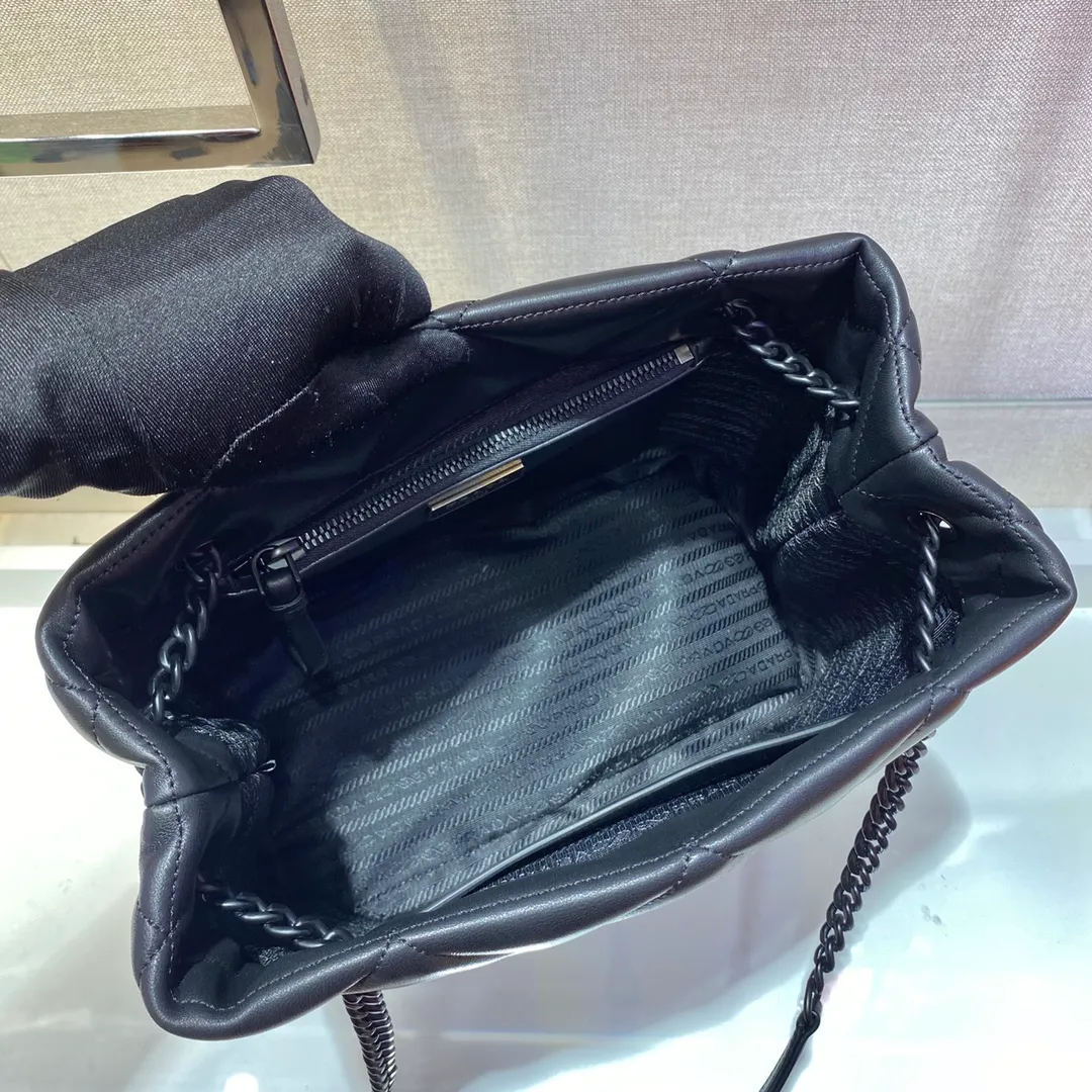 💰1900🎉New tote bag🎉1BG298, this 🙃 quilted nappa leather creates a romantic geometric pattern on this tote bag, and a metal logo decoration is like the finishing touch🎉🎉 Made of quilted nappa leather, sliding same-color metal chain shoulder strap with leather shoulder pad, two internal pockets, one of which is zippered, logo nylon lining, lightweight and stylish Length 26.5x Height 22x Bottom 14cm