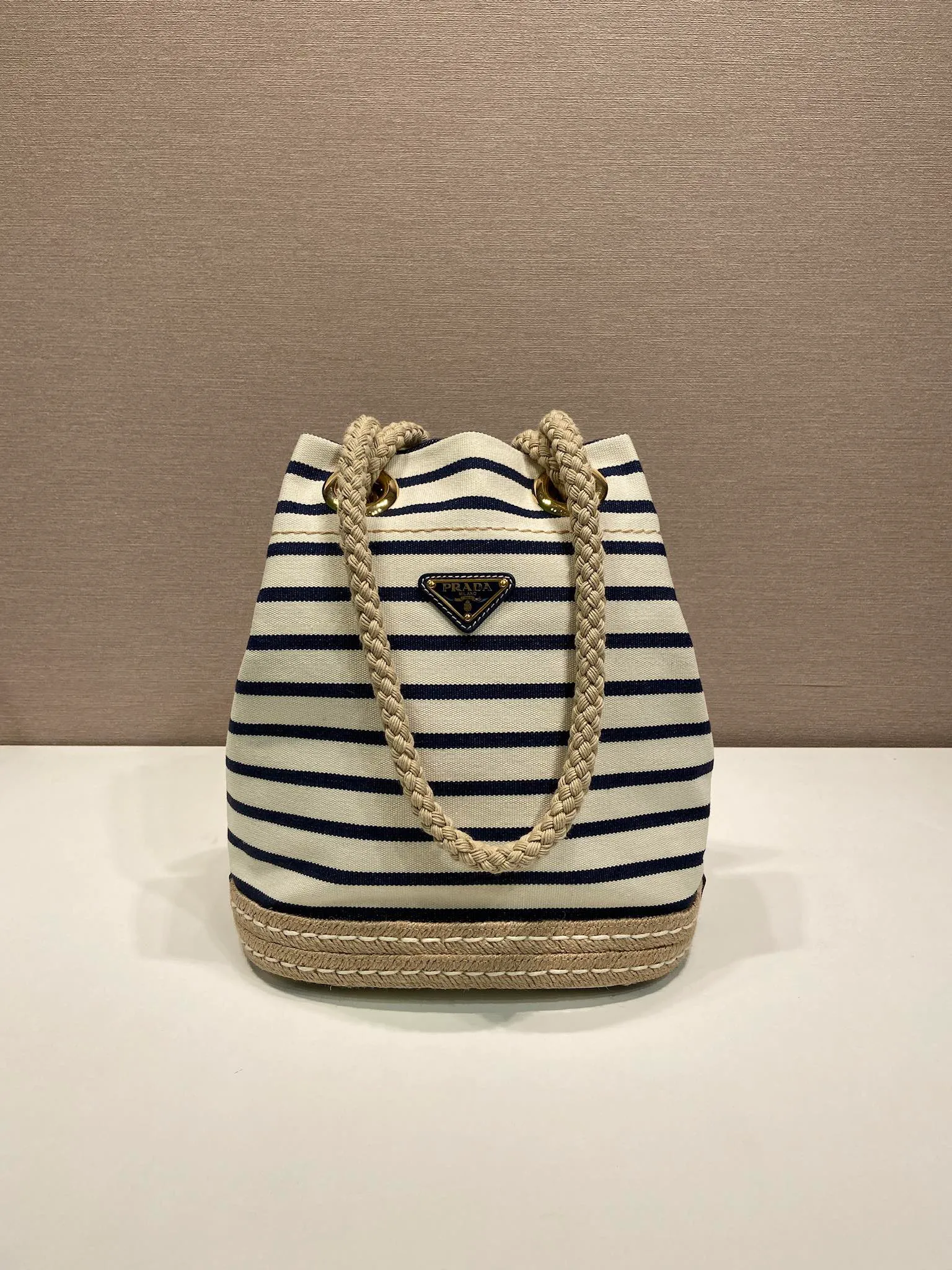💰1160🎉New Bucket Bag🎉1BE082 Striped Style🎉🎉 This fabric bucket bag is decorated with nautical striped patterns to add color to the look. The design of the bottom is inspired by espadrilles, and the rope is another detail element symbolizing the nautical world, which together create a strong summer style. Top-grade hardware, large capacity, very casual and fashionable, a must-have for summer, and a popular style that will never go out of style. Baby, hurry up and get it🎉🎉 Length 28x Height 23.5x Bottom 15cm🎉🎉🎉💰💰💰