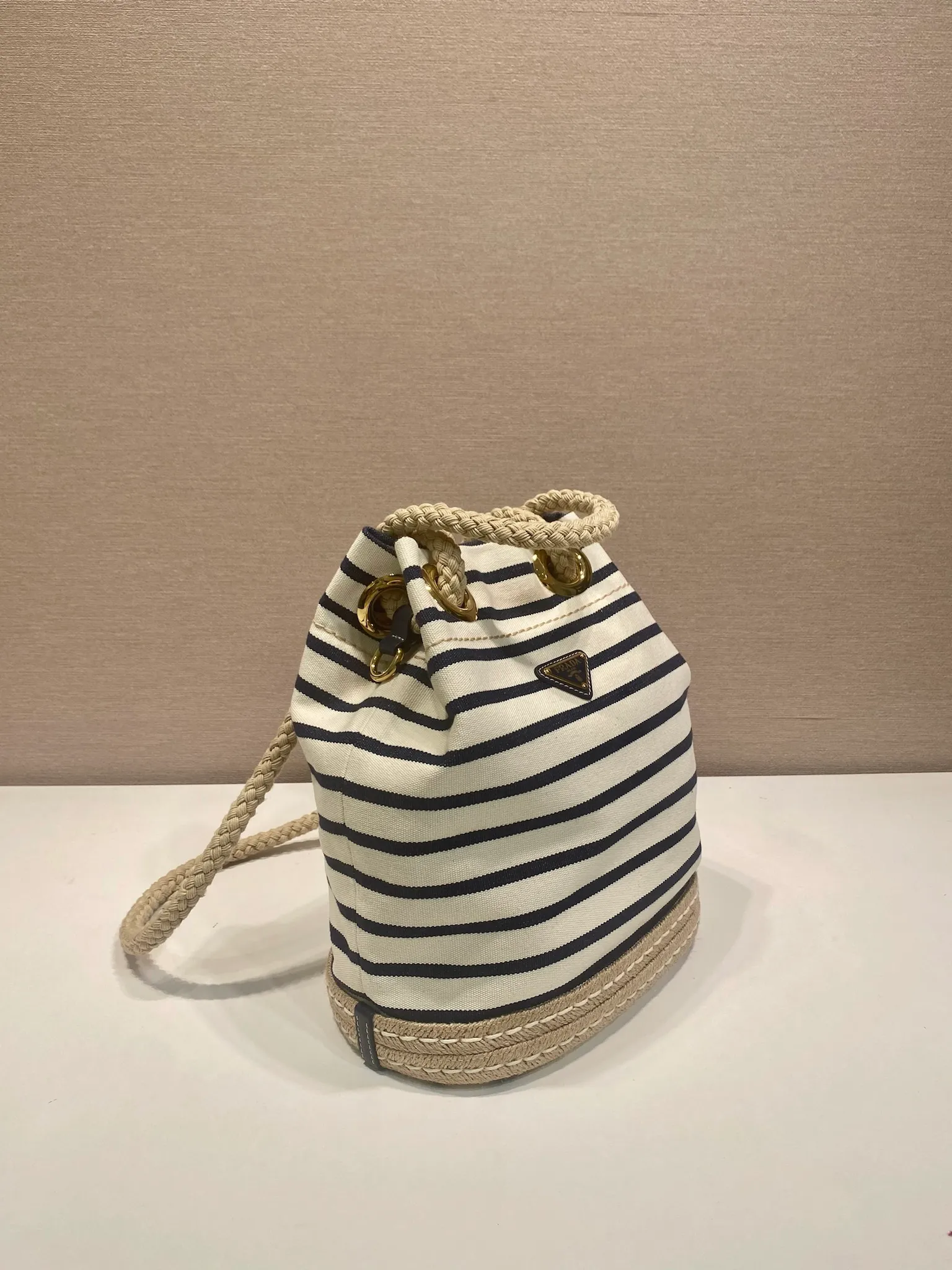 💰1160🎉New Bucket Bag🎉1BE082 Striped Style🎉🎉 This fabric bucket bag is decorated with nautical striped patterns to add color to the look. The design of the bottom is inspired by espadrilles, and the rope is another detail element symbolizing the nautical world, which together create a strong summer style. Top-grade hardware, large capacity, very casual and fashionable, a must-have for summer, and a popular style that will never go out of style. Baby, hurry up and get it🎉🎉 Length 28x Height 23.5x Bottom 15cm🎉🎉🎉💰💰💰