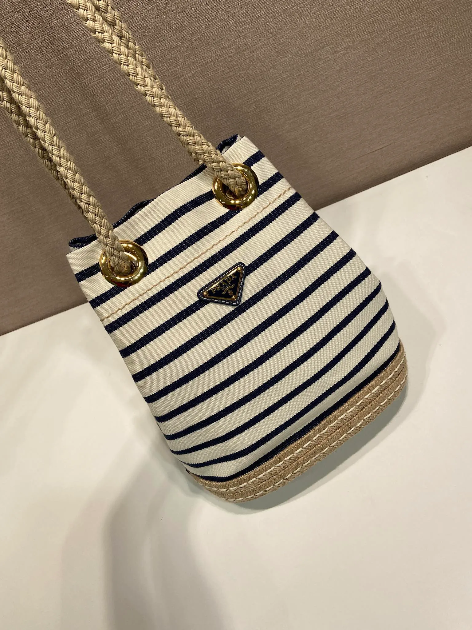 💰1160🎉New Bucket Bag🎉1BE082 Striped Style🎉🎉 This fabric bucket bag is decorated with nautical striped patterns to add color to the look. The design of the bottom is inspired by espadrilles, and the rope is another detail element symbolizing the nautical world, which together create a strong summer style. Top-grade hardware, large capacity, very casual and fashionable, a must-have for summer, and a popular style that will never go out of style. Baby, hurry up and get it🎉🎉 Length 28x Height 23.5x Bottom 15cm🎉🎉🎉💰💰💰