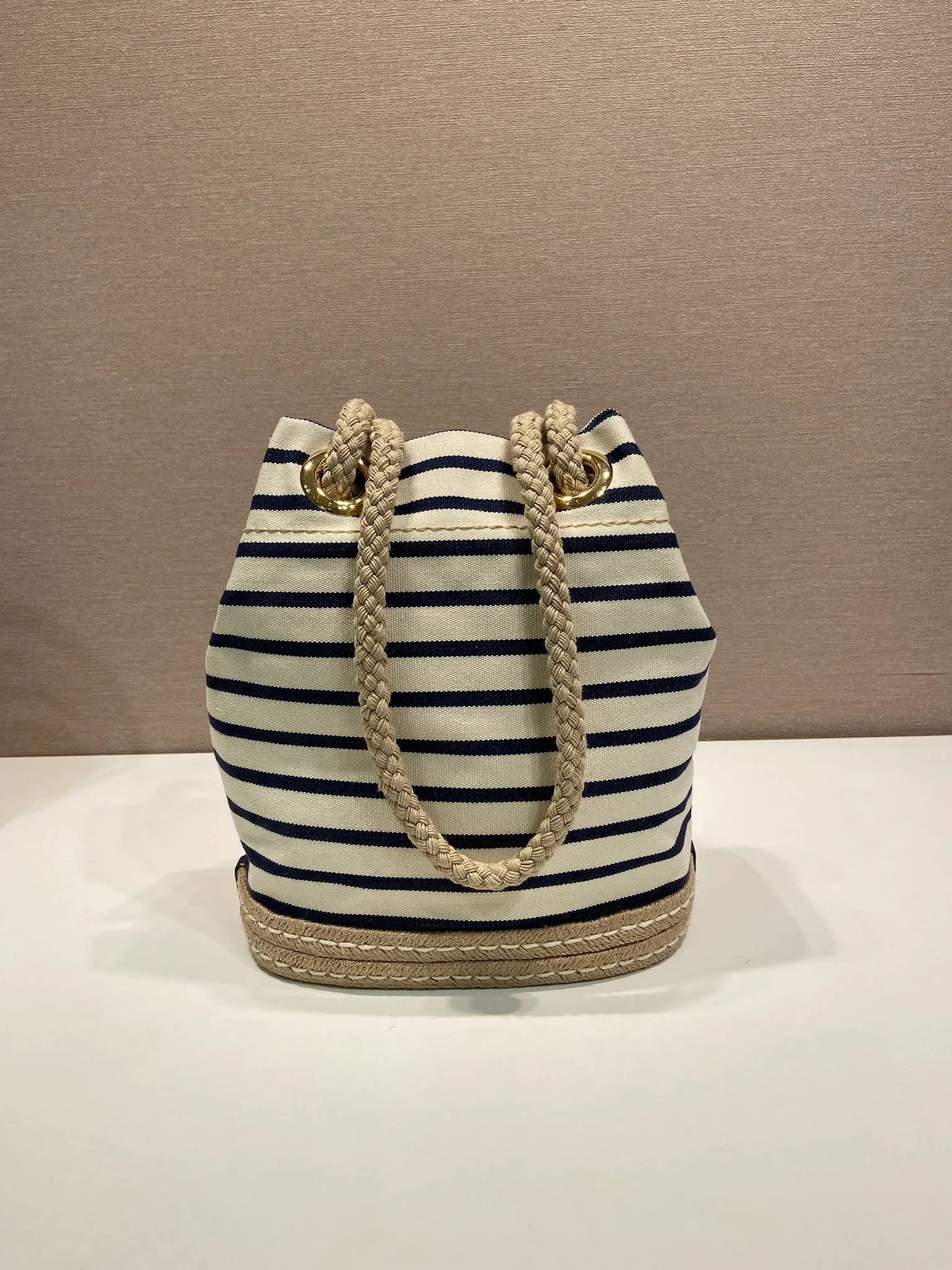 💰1160🎉New Bucket Bag🎉1BE082 Striped Style🎉🎉 This fabric bucket bag is decorated with nautical striped patterns to add color to the look. The design of the bottom is inspired by espadrilles, and the rope is another detail element symbolizing the nautical world, which together create a strong summer style. Top-grade hardware, large capacity, very casual and fashionable, a must-have for summer, and a popular style that will never go out of style. Baby, hurry up and get it🎉🎉 Length 28x Height 23.5x Bottom 15cm🎉🎉🎉💰💰💰