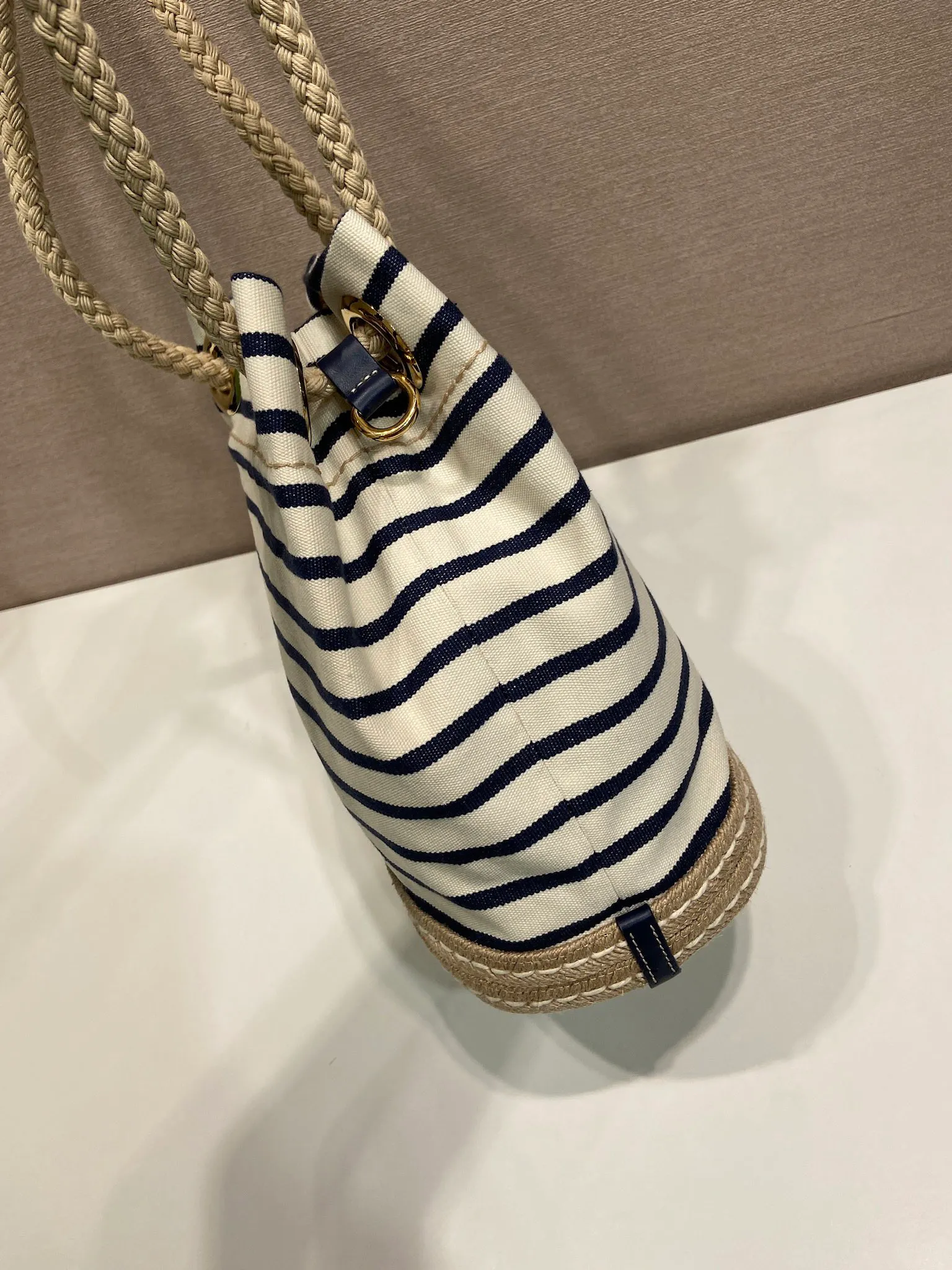 💰1160🎉New Bucket Bag🎉1BE082 Striped Style🎉🎉 This fabric bucket bag is decorated with nautical striped patterns to add color to the look. The design of the bottom is inspired by espadrilles, and the rope is another detail element symbolizing the nautical world, which together create a strong summer style. Top-grade hardware, large capacity, very casual and fashionable, a must-have for summer, and a popular style that will never go out of style. Baby, hurry up and get it🎉🎉 Length 28x Height 23.5x Bottom 15cm🎉🎉🎉💰💰💰